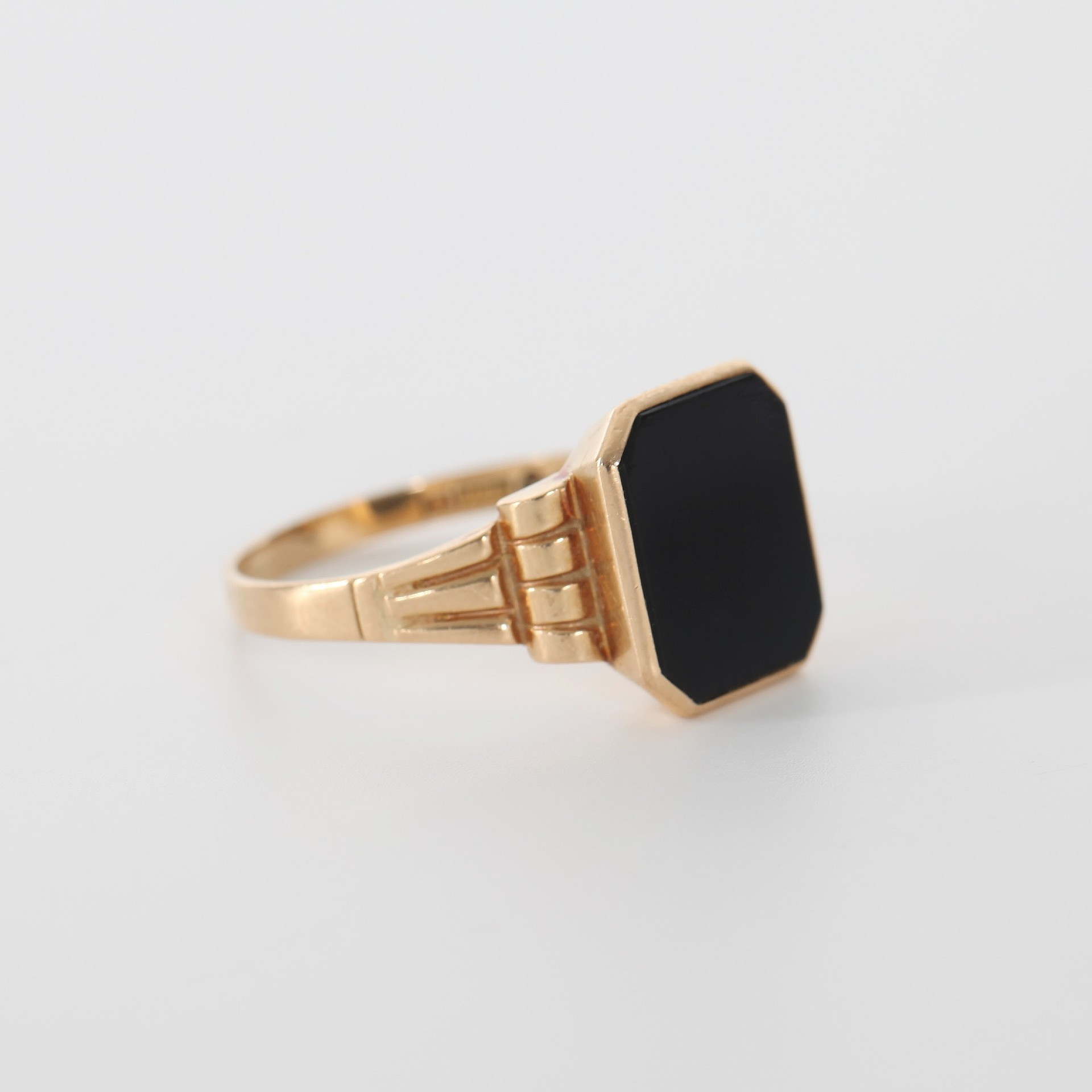 KLACKRING MED ONYX, storlek 22.5, 18K guld, 1950.