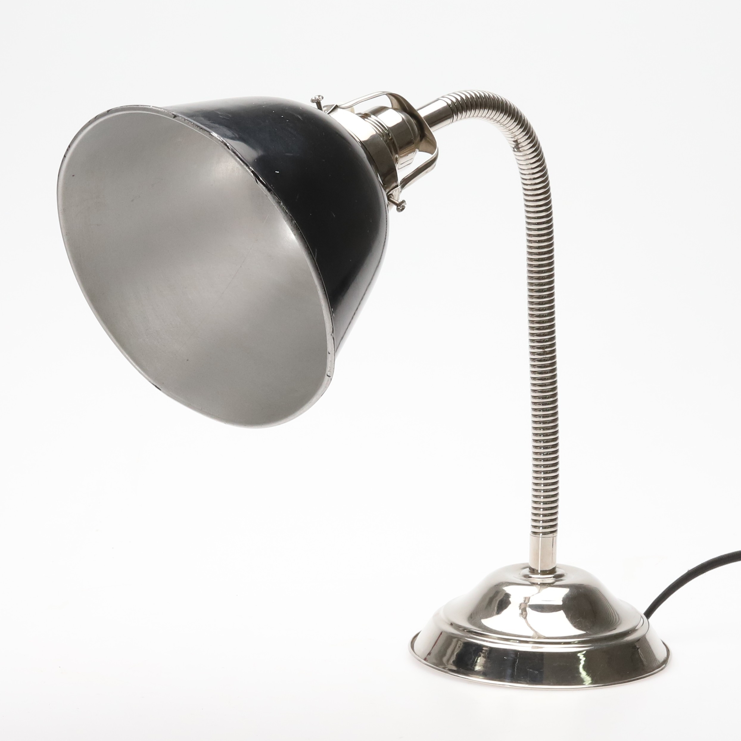BORDSLAMPA. Industrimodell. Kromad stomme med svartlackerad plåtskärm.