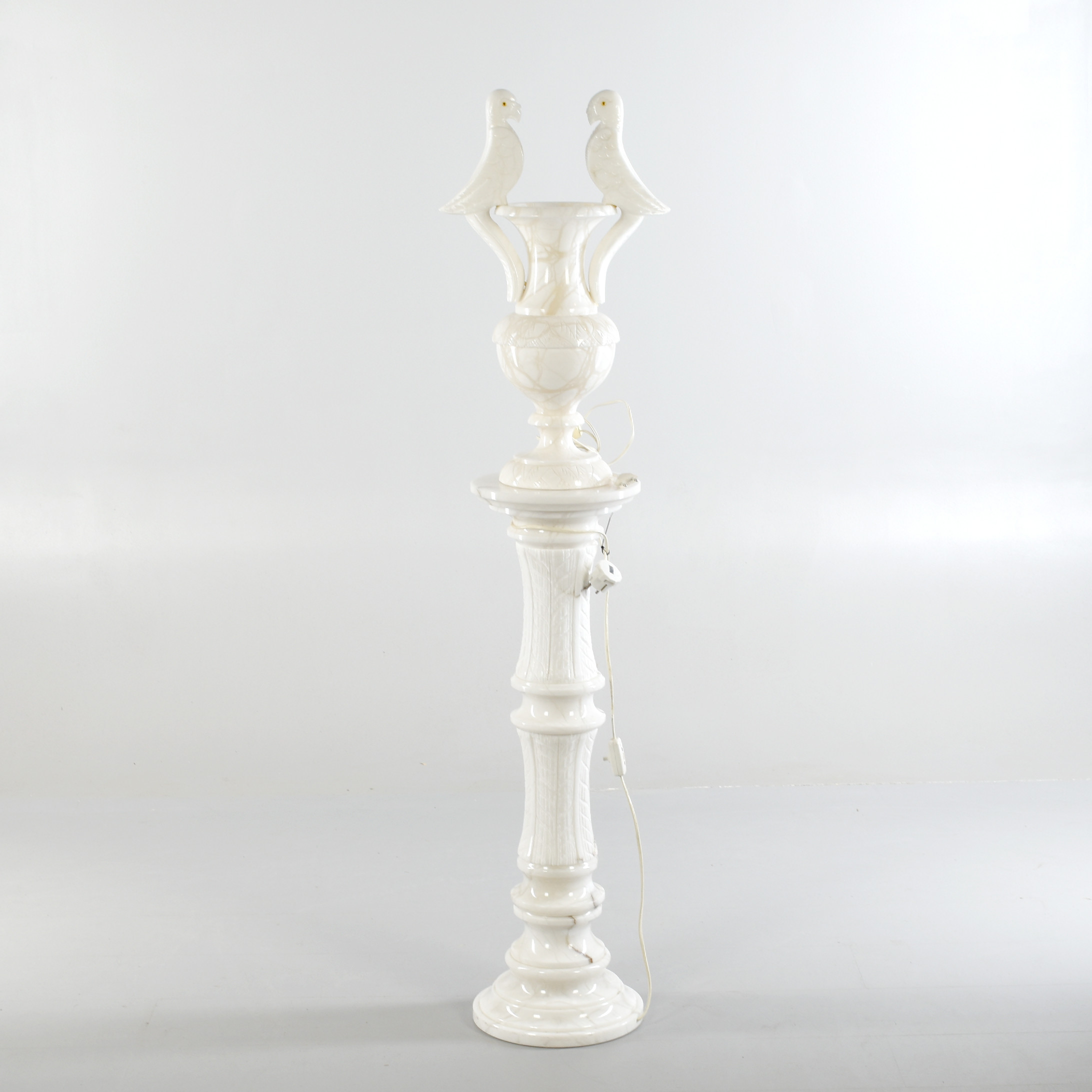 PEDISTAL & LAMPA, Alabaster, 3 delar.