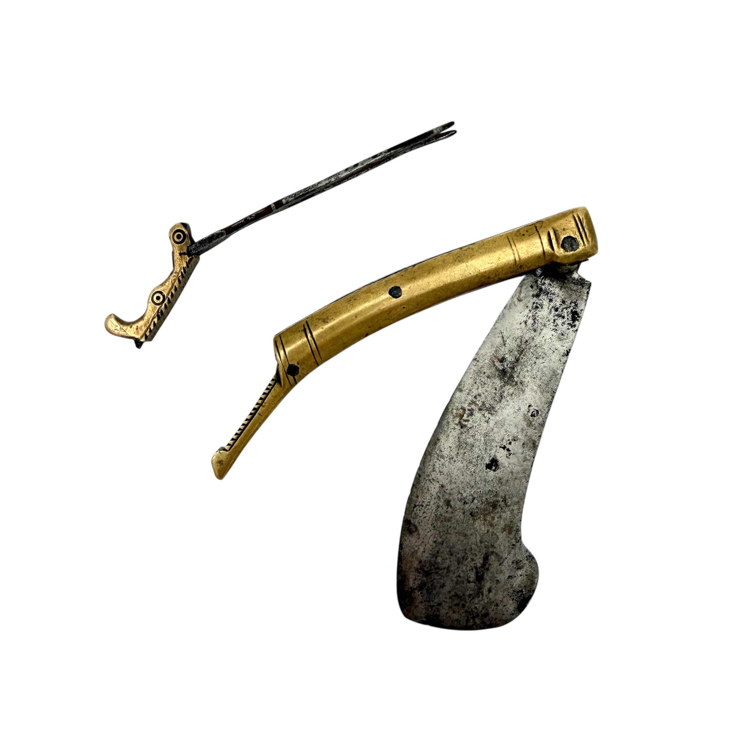 GÄSTABUDSKNIV MED GAFFEL, 1700-tal, handtag i mässing med dekor av drakhuvud, järnsmide, infälld gaffel med 2 tenar.