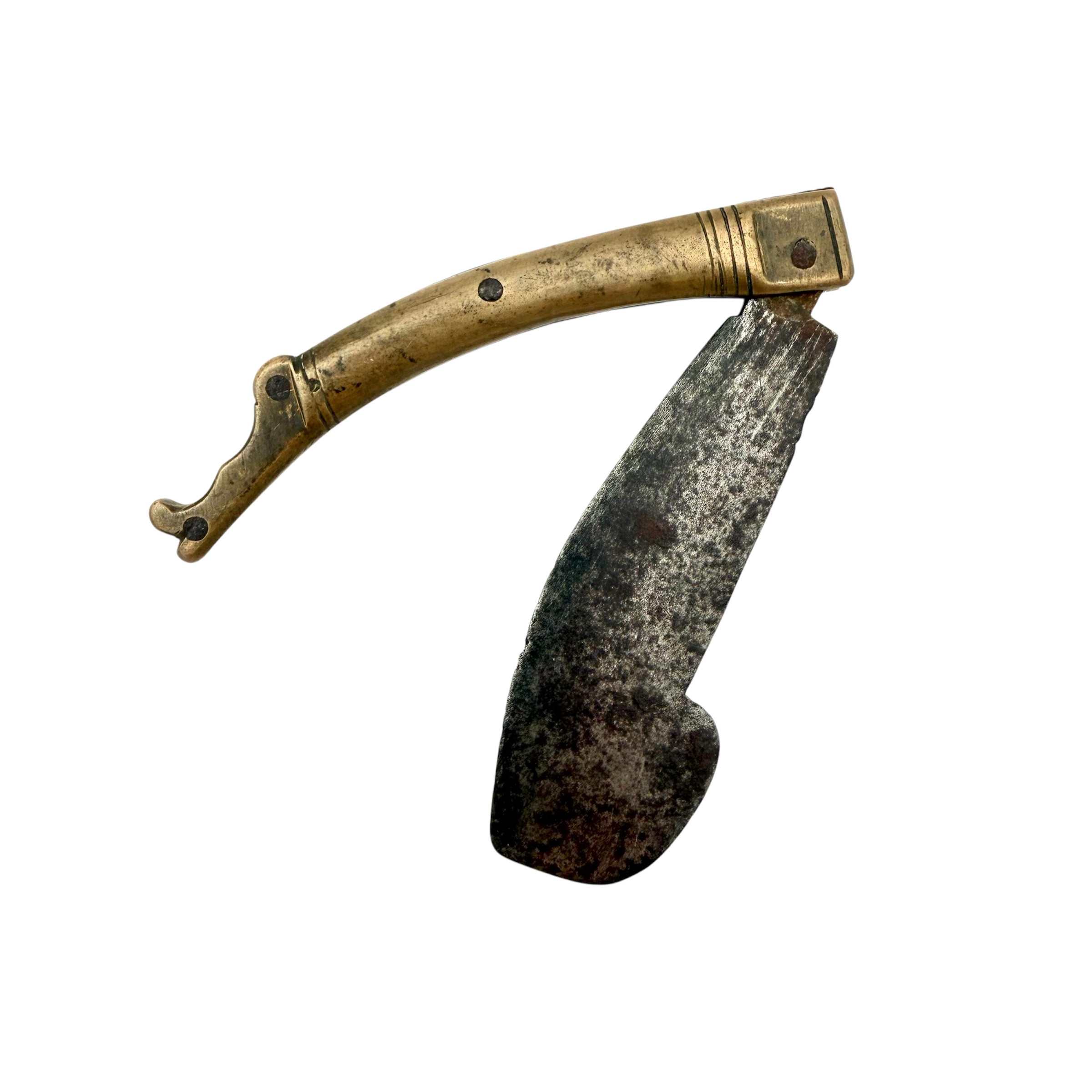 GÄSTABUDSKNIV, 1700-tal, handtag i mässing med dekor av drakhuvud, blad i järnsmide.