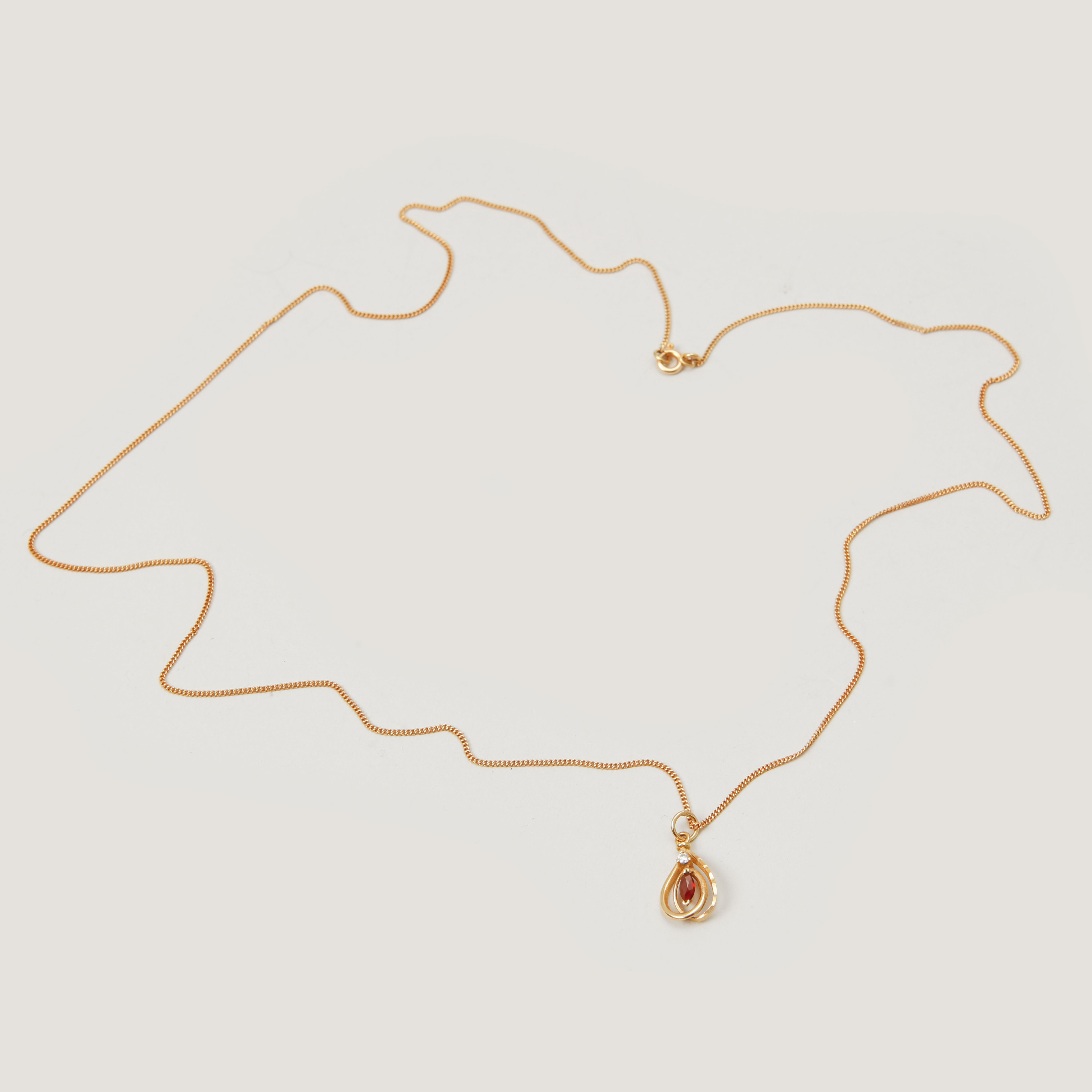 HÄNGE med KEDJA, 18k guld, syntetiska stenar, vikt ca 4,2 gram.