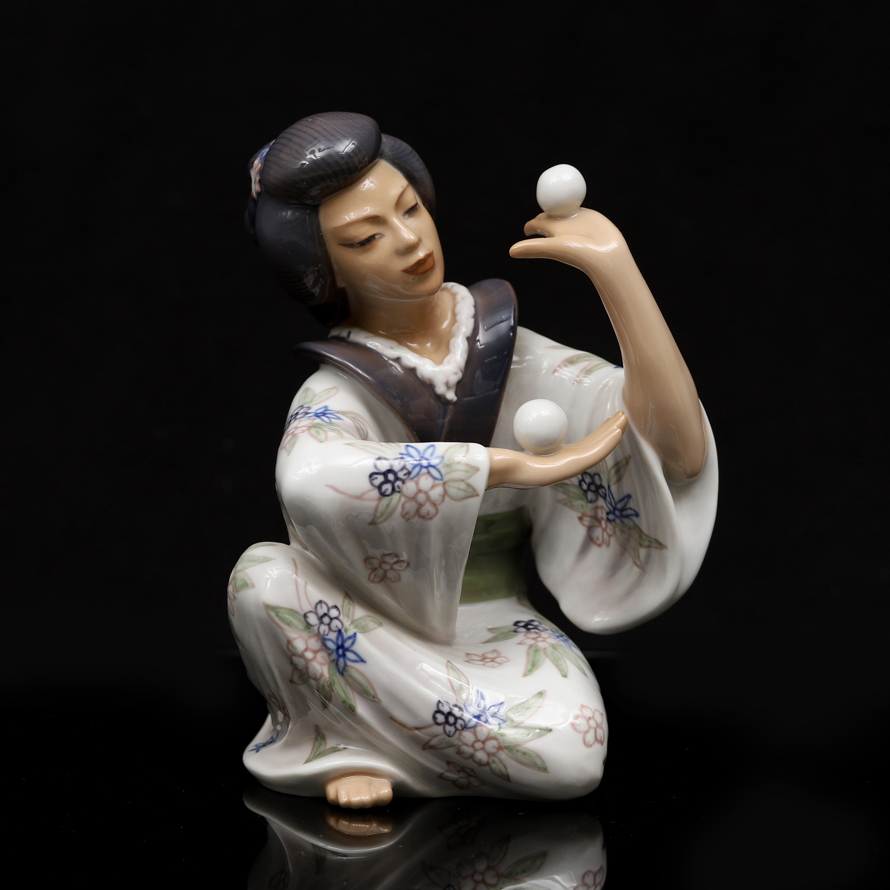 DAHL JENSEN. Figurin, jonglerande geisha, modellnr 1326.