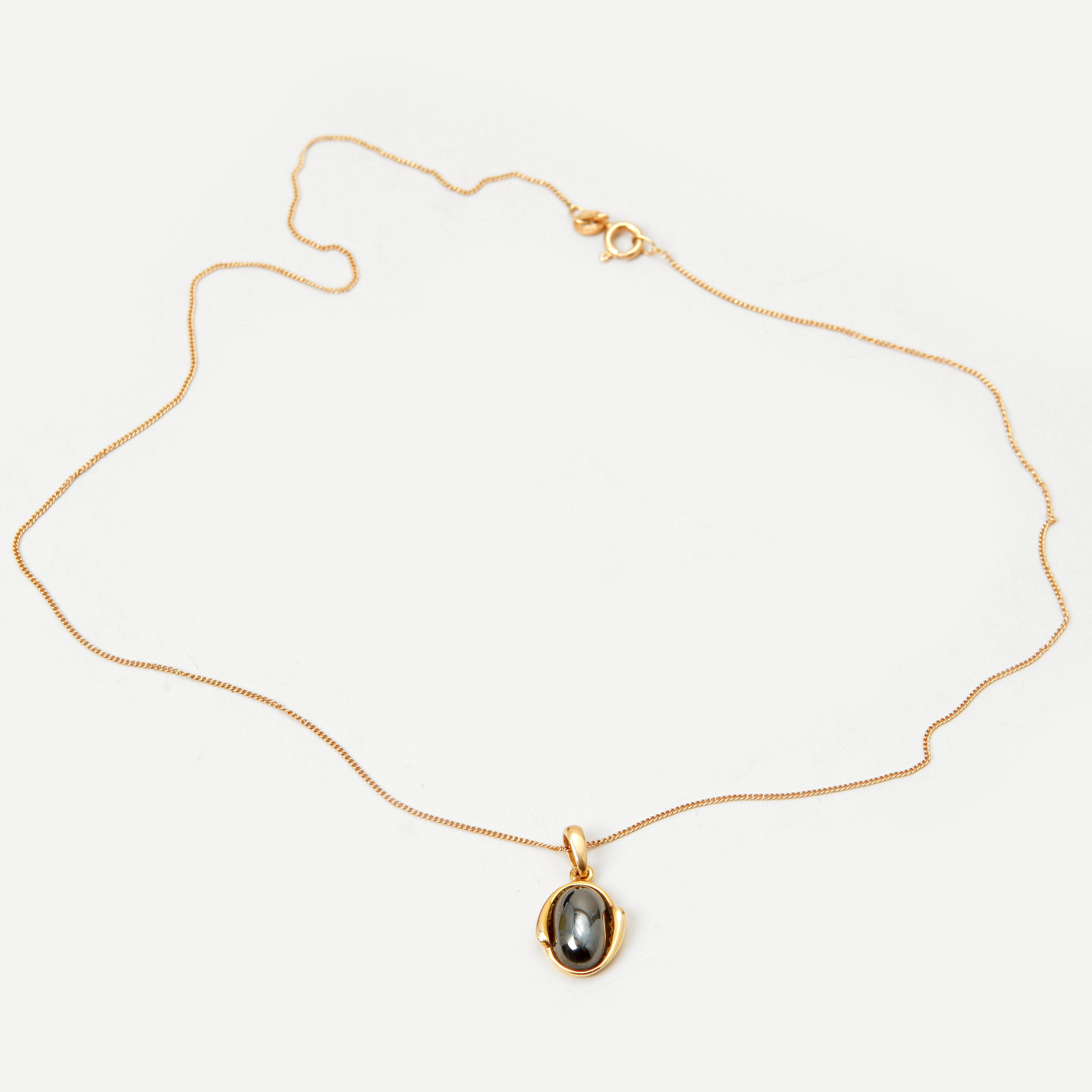 HÄNGE med KEDJA, 18k guld, hematit, vikt ca 4,2 gram.