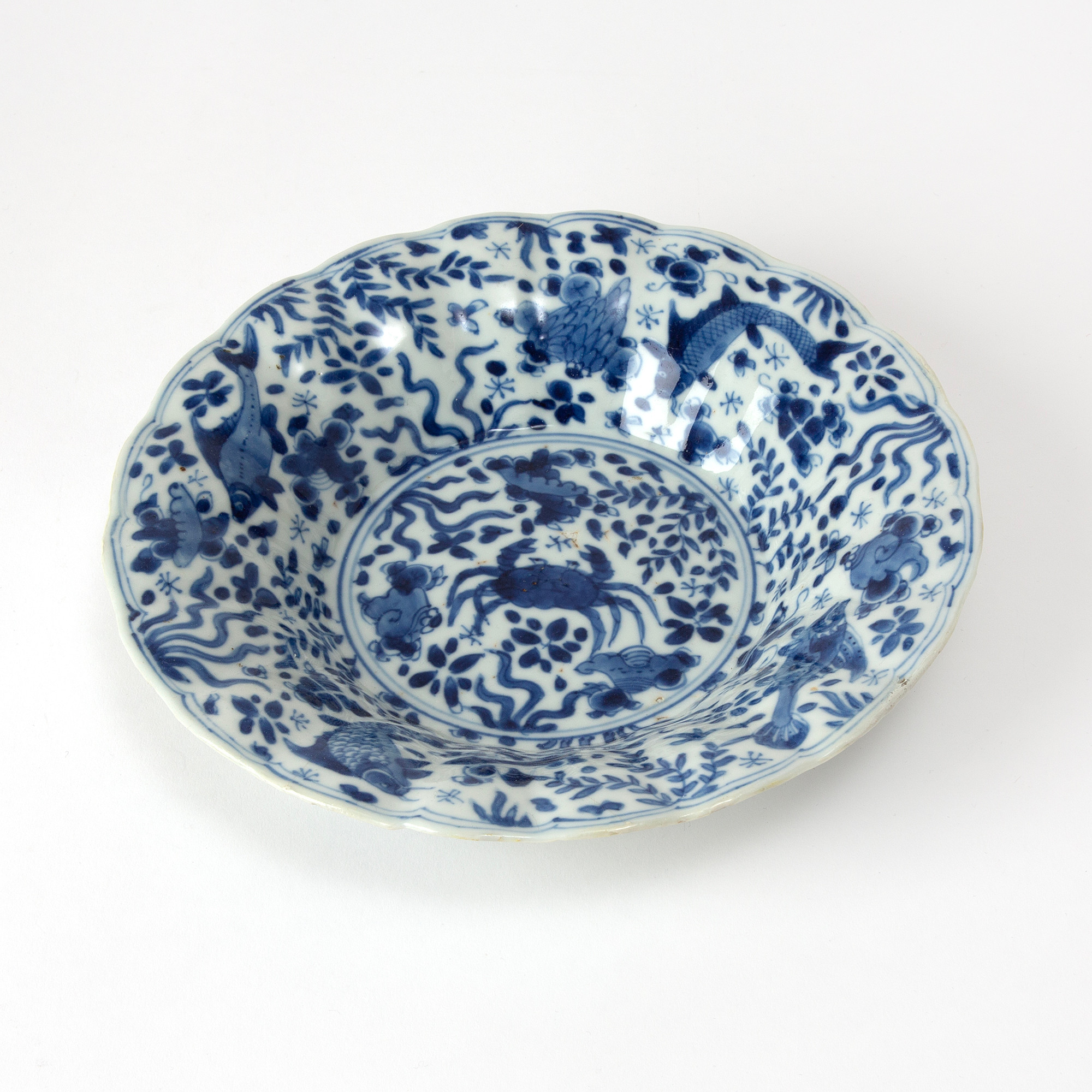 SKÅLFAT. Porslin, Kina, Kangxi (1662-1722).