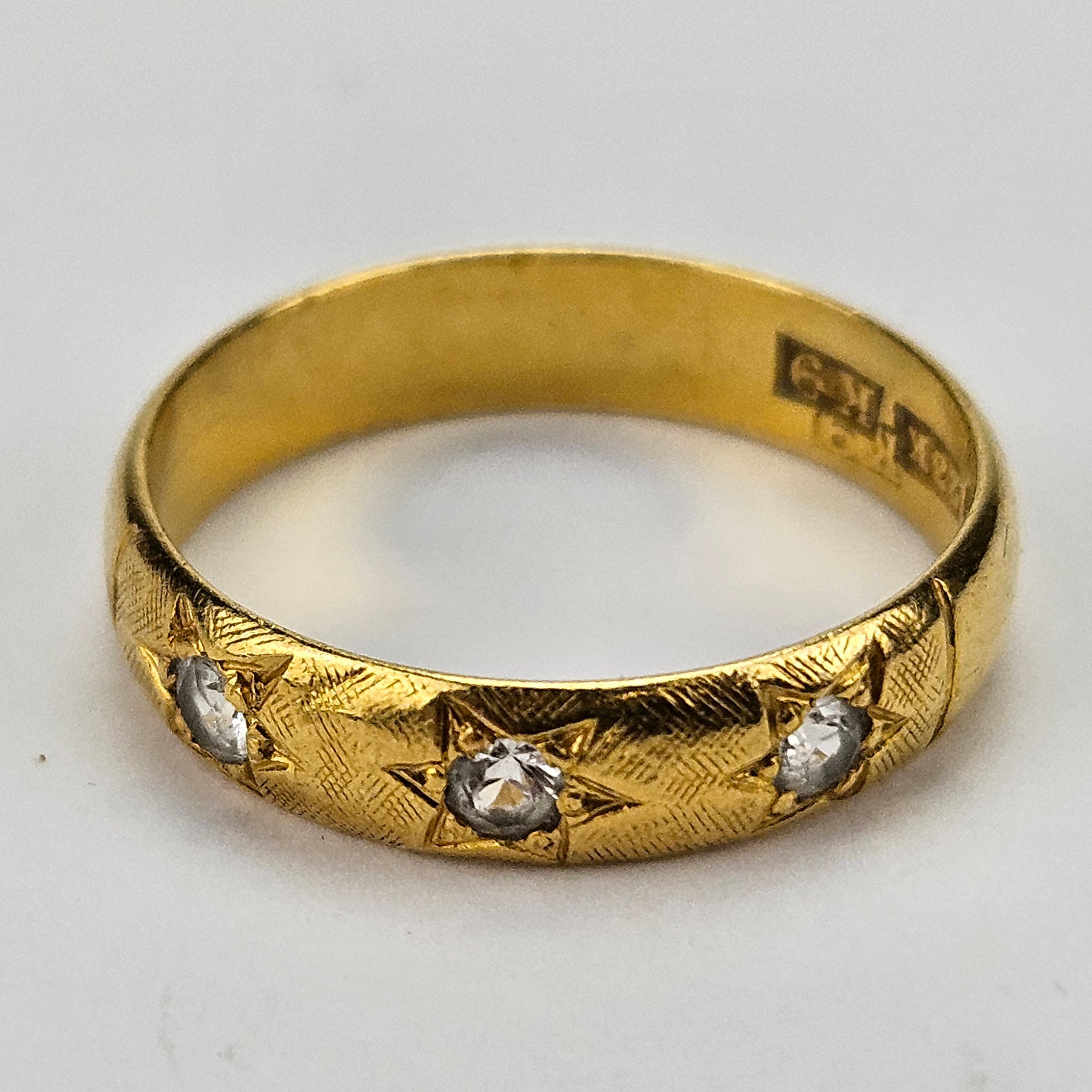 RING, guld, 23K, med syntetiska stenar, Juv Hjalmar Bergmark AB, Norrköping 1960, total vikt ca. 3,9 gram.
