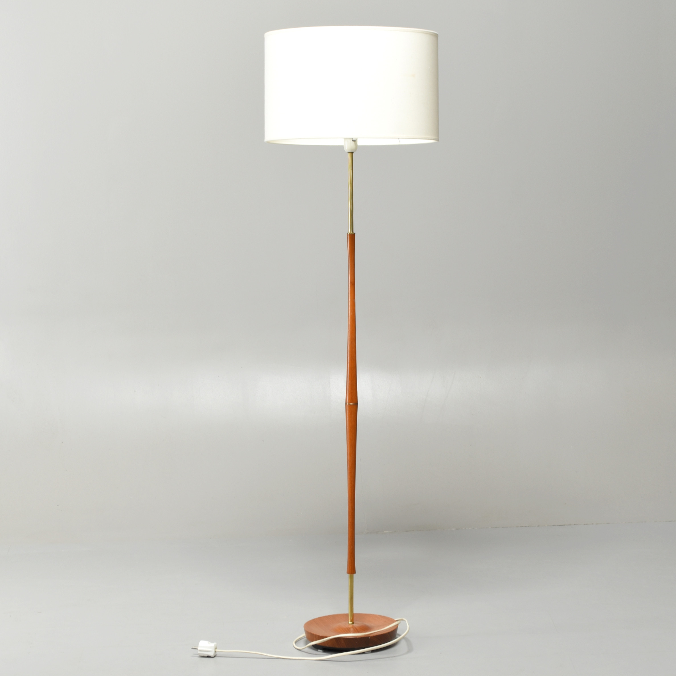 Golvlampa, teak/ek, Vit skärm, Gjutjärn i foten, Märkt: "S".