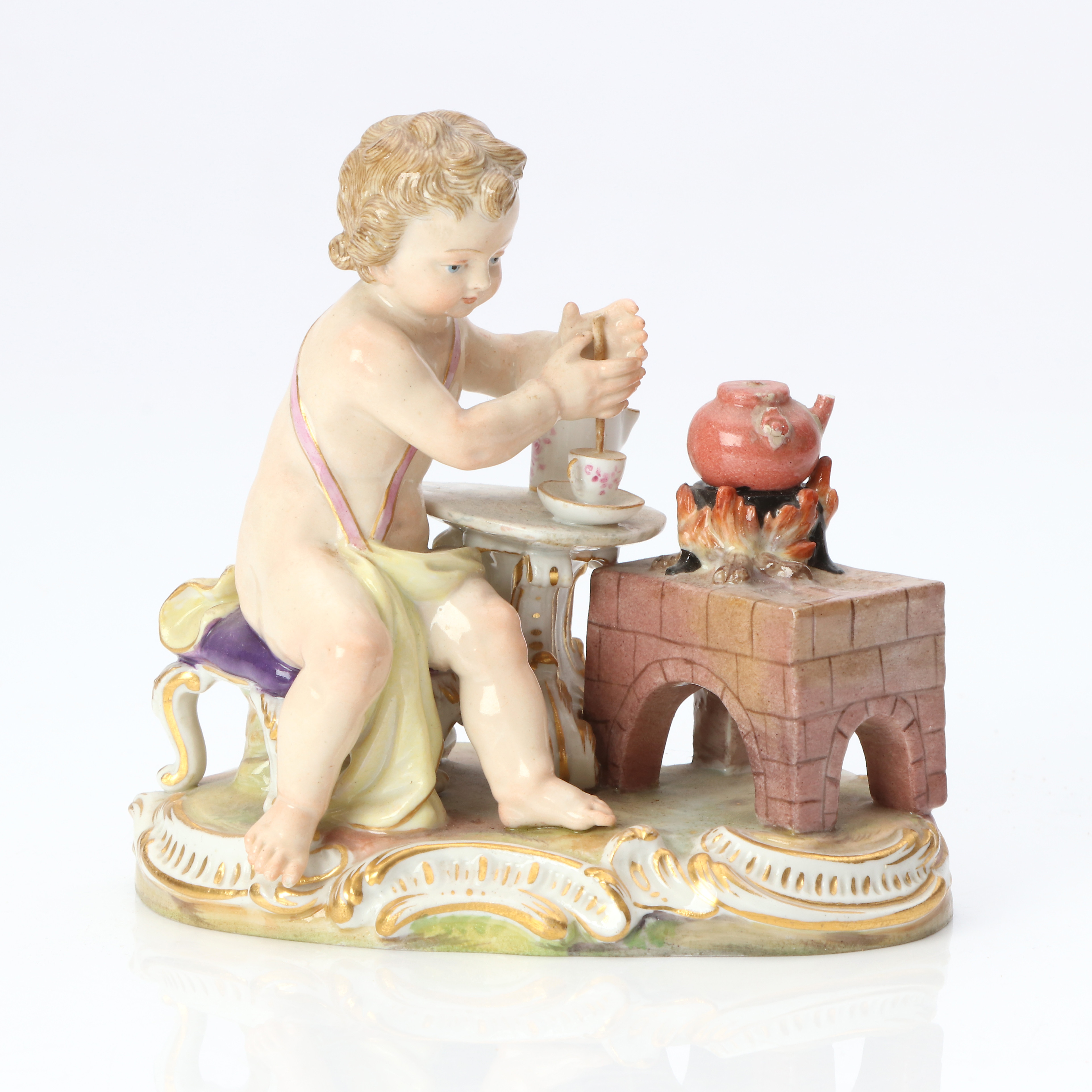 MEISSEN, FIGURIN. Porslin med polykrom dekor. Pojke med tebjudning. Märkt undertill.