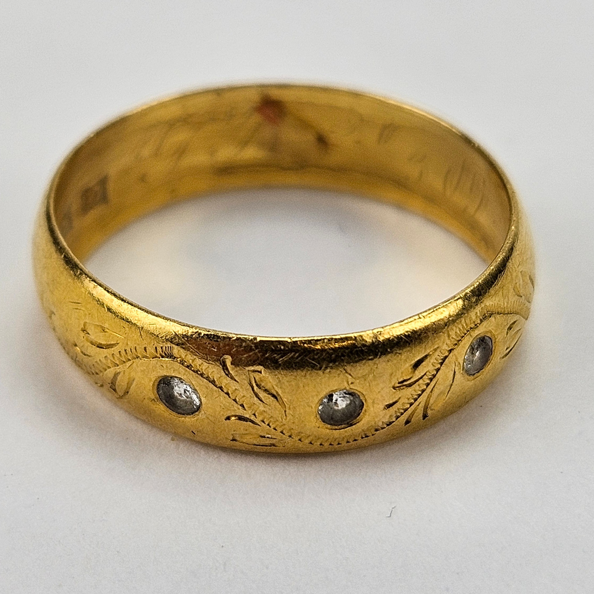RING, guld, 23K, med syntetiska stenar, total vikt ca. 3,8 gram.