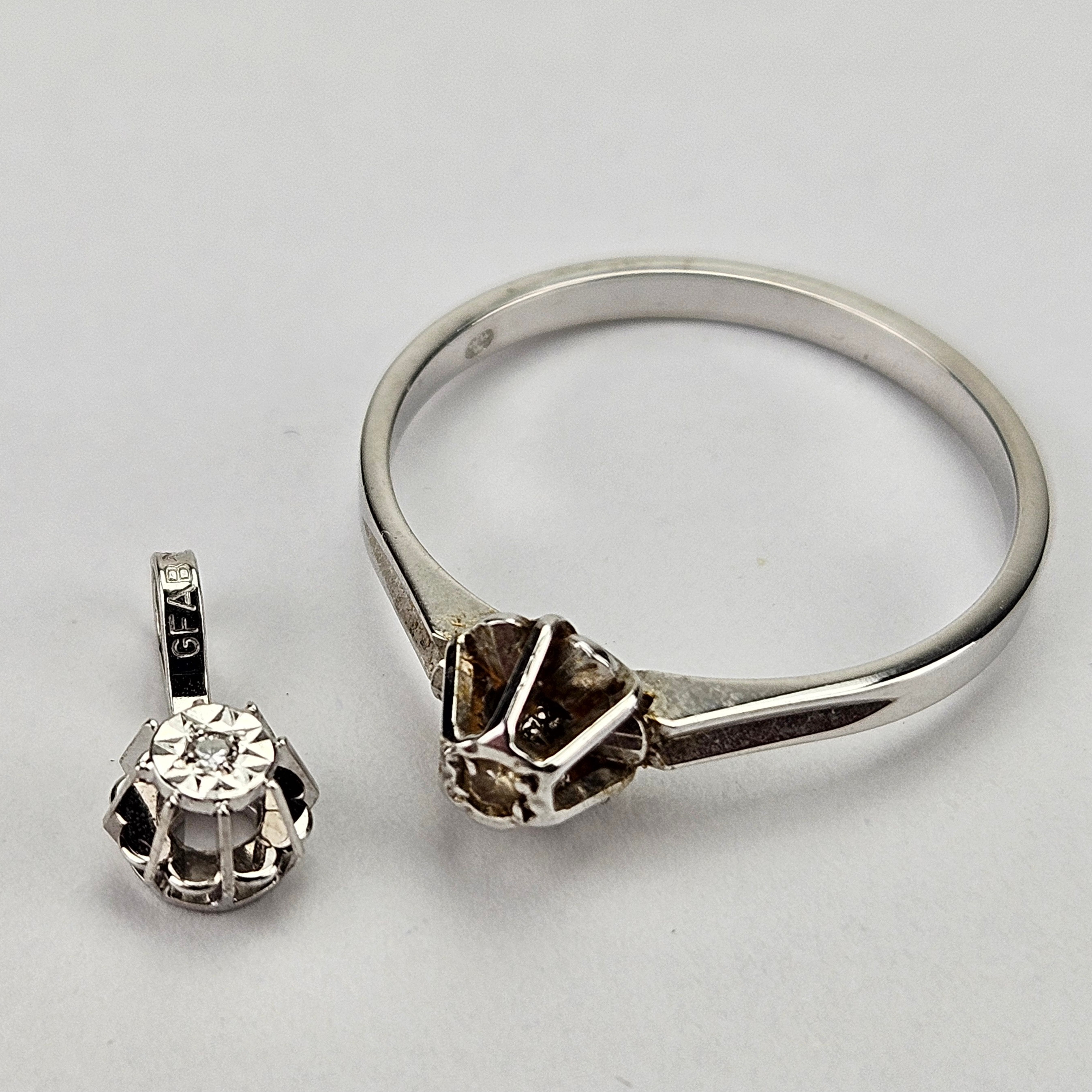 HÄNGE OCH ENSTENSRING, vitguld, med slipade diamanter, total vikt ca. 2,4 gram.