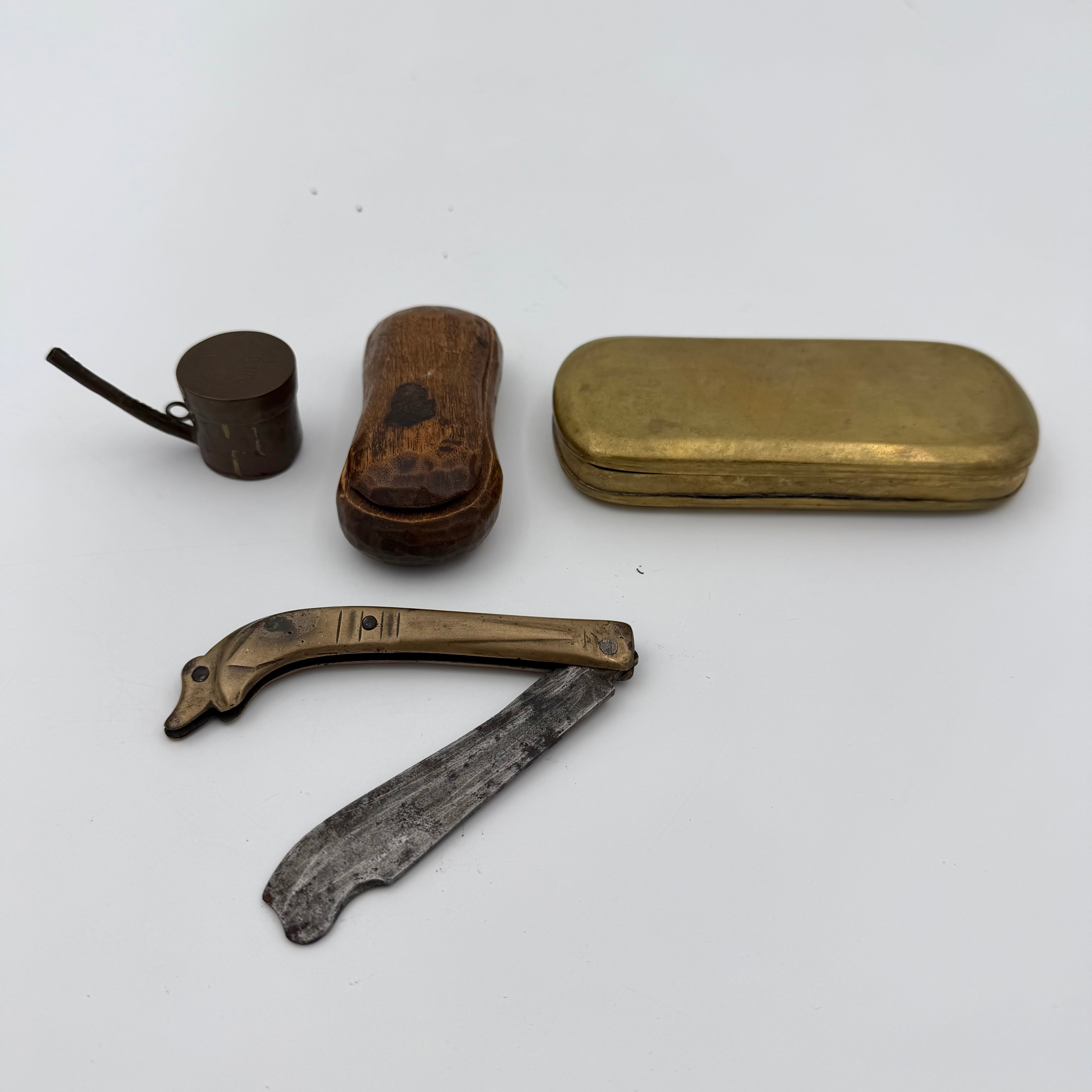 BORAXKANNA, GÄSTABUDSKNIV, ÅDERLÅTARE, KALENDERDOSA, 1700-1800-tal.