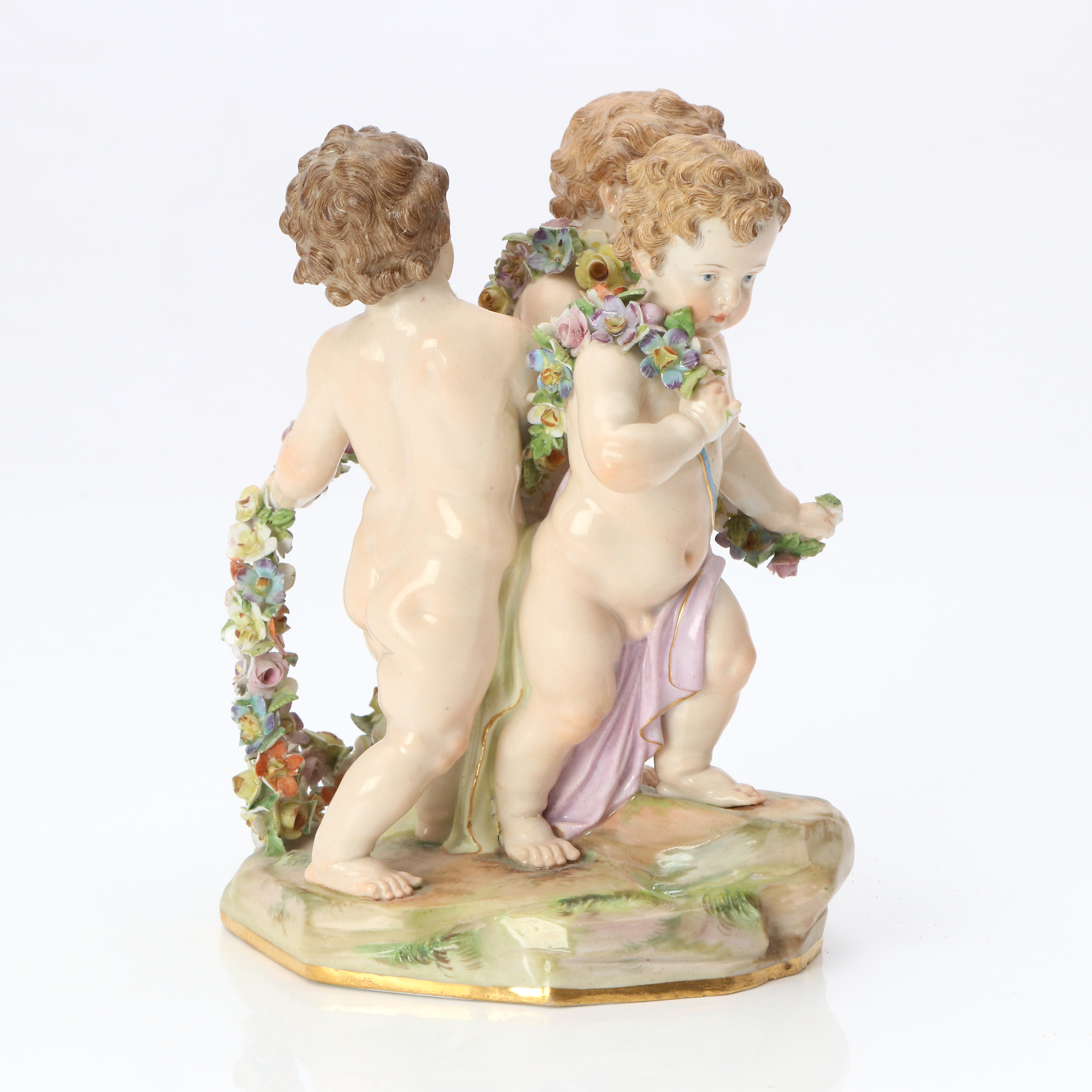 MEISSEN, FIGURIN. Porslin med polykrom dekor. Barn med girlander. Märkt undertill.
