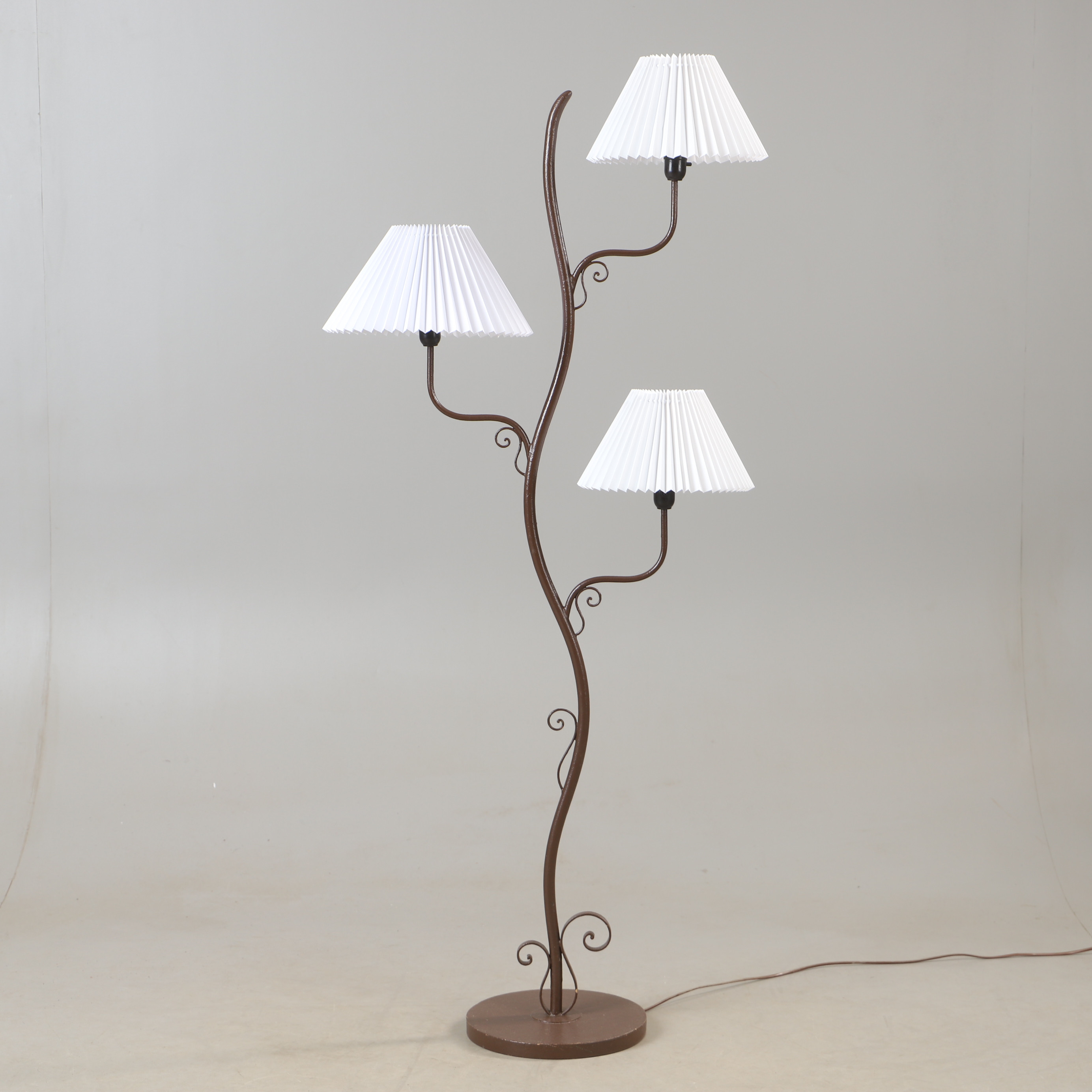 BJERKÅS ARMATUR. Tillskriven. Golvlampa, målat smide, Swedish Modern, 1940-tal.