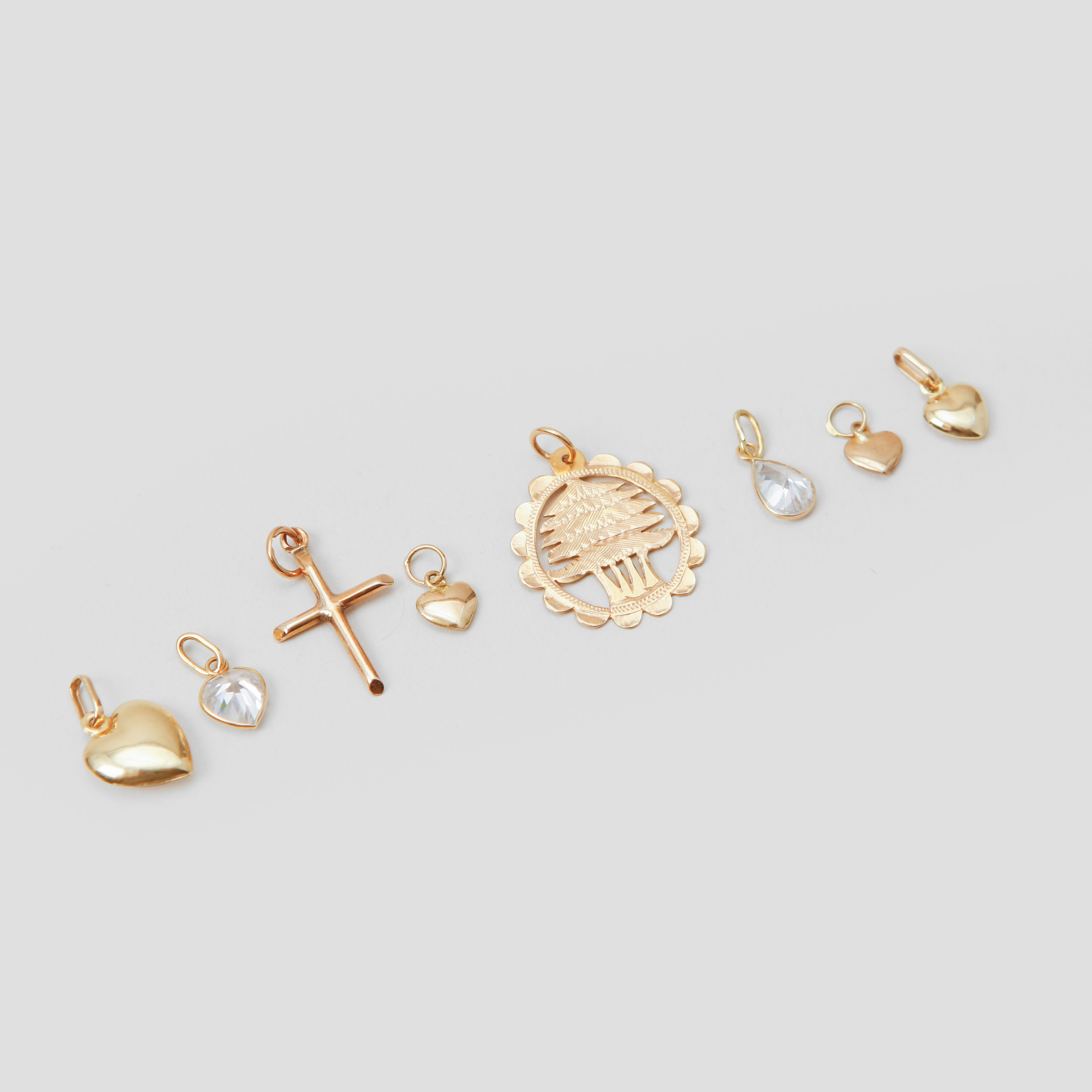 HÄNGEN, 7 st, 18k guld, syntetiska stenar, ca 2,3 gram, samt HÄNGE, 14k guld, ca 0,6 gram.