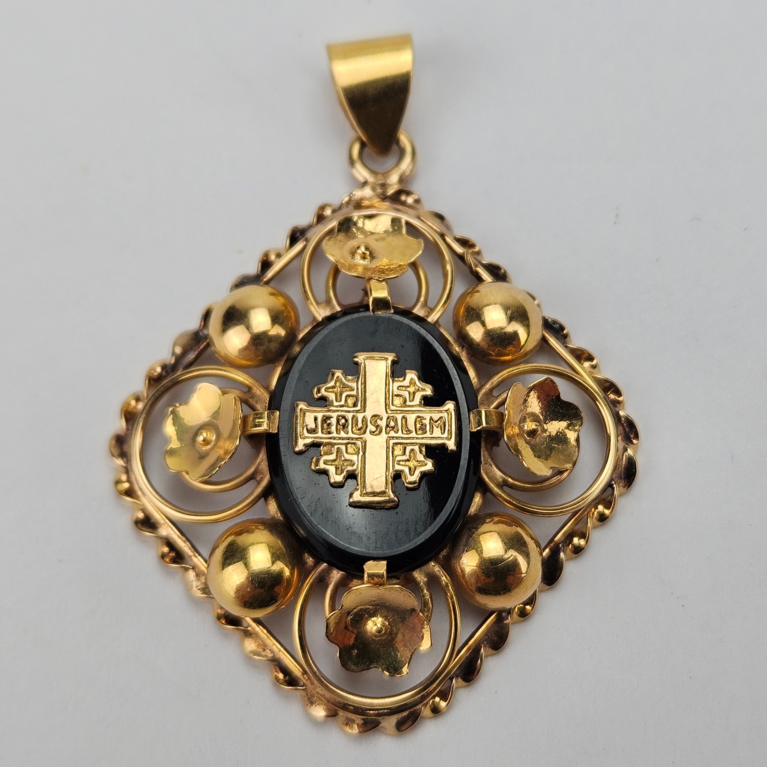 HÄNGE med Jerusalemkors, guld, 21K, med svart sten, total vikt ca. 6,2 gram.