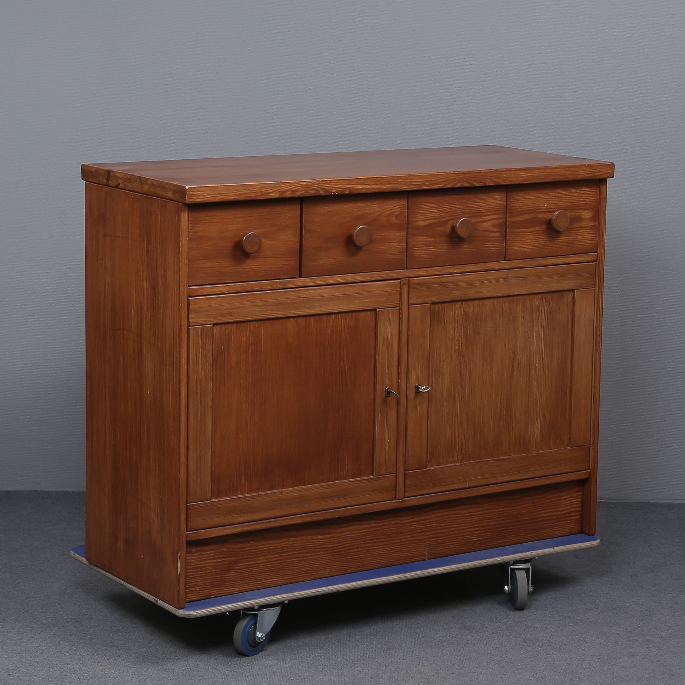 GILLIS LUNDGREN. SKÄNK "TORSVIK" MASSIV FURU, SKÅP MED LÅDOR, IKEA, 1970-TAL.
