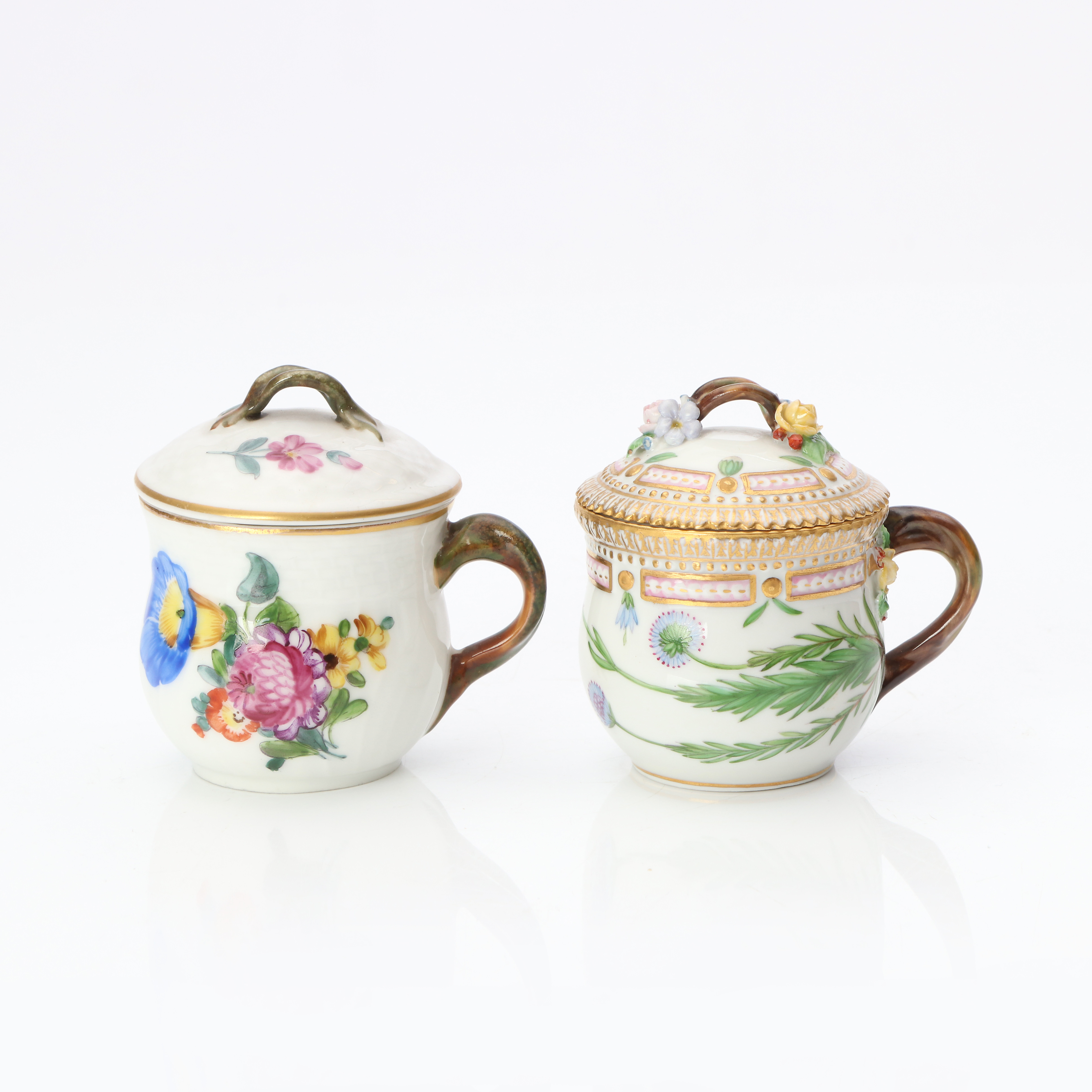 ROYAL COPENHAGEN, CREMEKOPPAR MED LOCK, TVÅ ST. Porslin med polykrom dekor. Bl.a. Flora Danica.