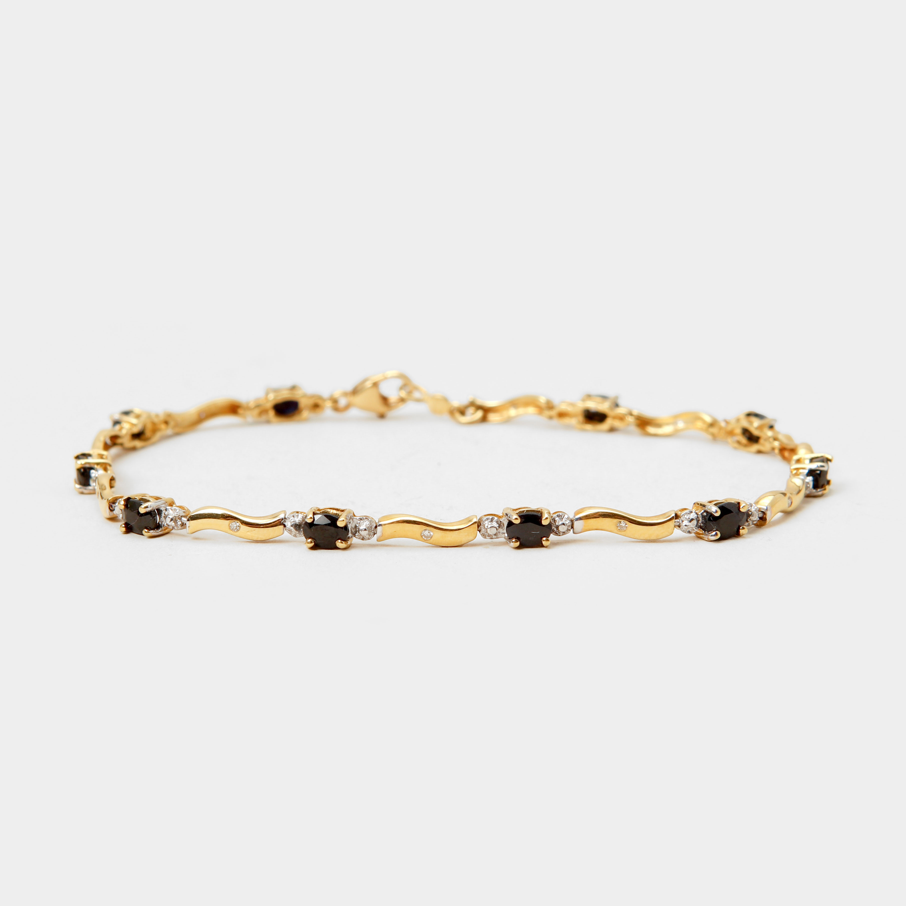 ARMLÄNK, 18k guld, diamanter, safirer, vikt ca 6,7 gram.