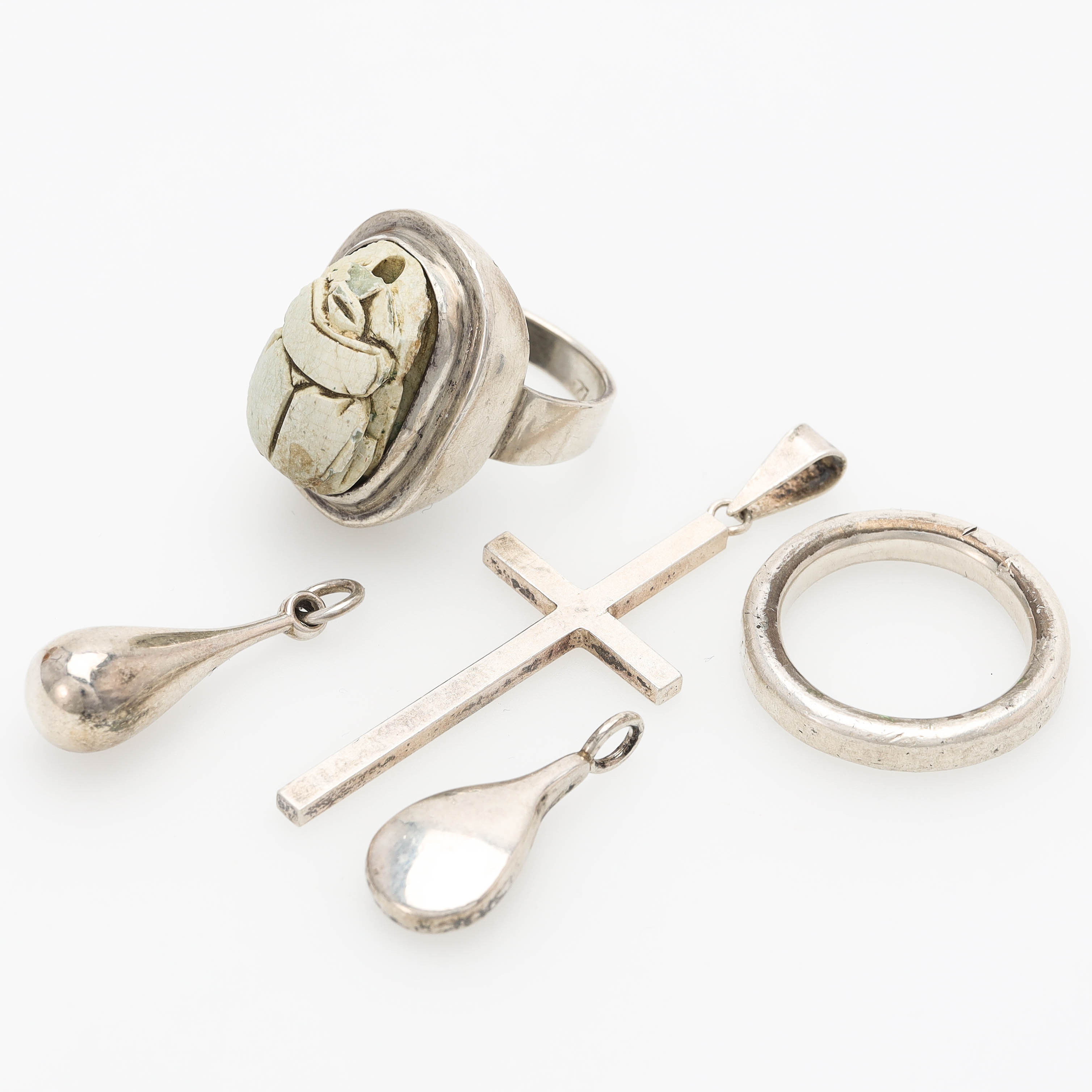 RINGAR samt HÄNGEN, 5 delar, silver, bland annat Attling.