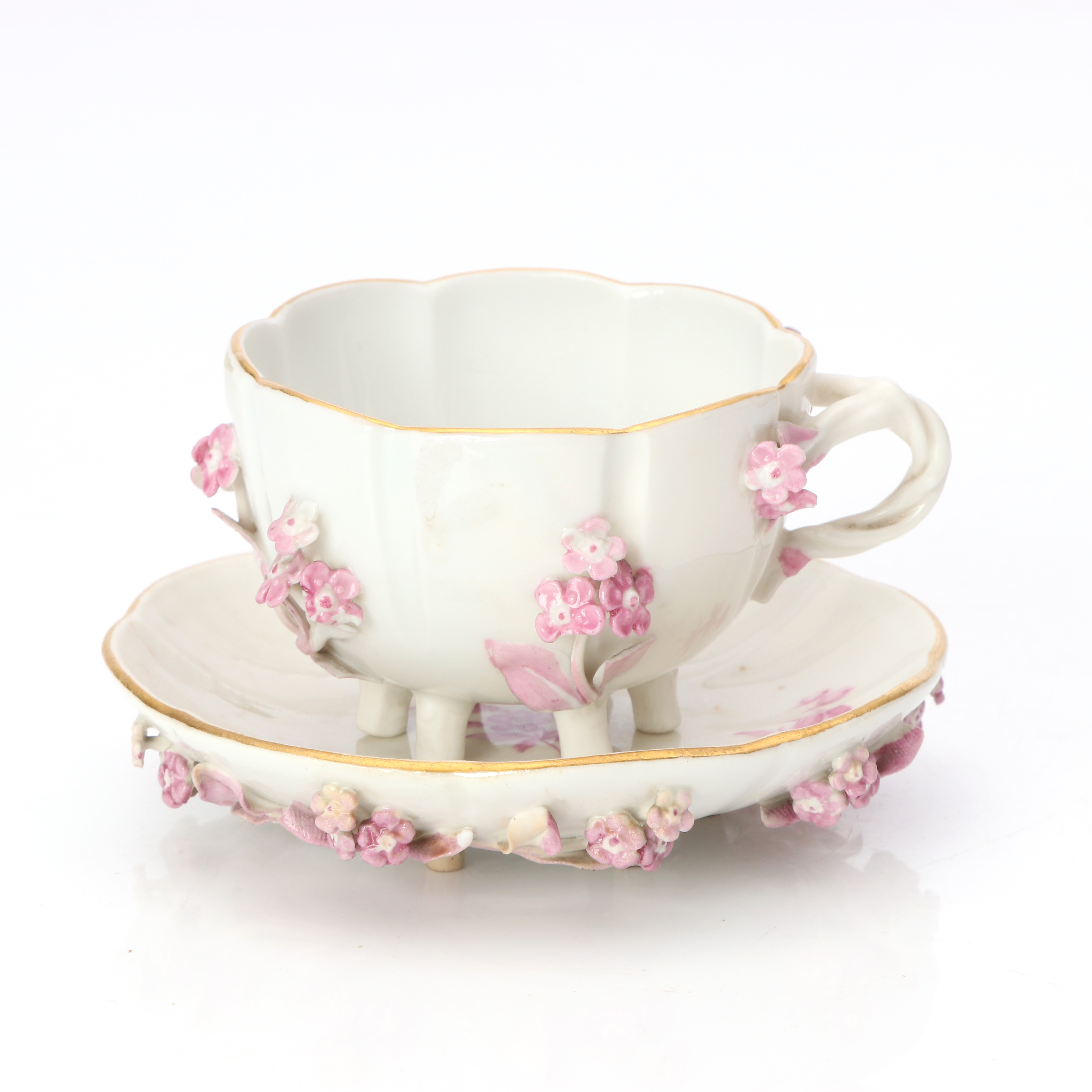 MEISSEN, KOPP MED FAT. Porslin med dekor av blommor. Märkt undertill.