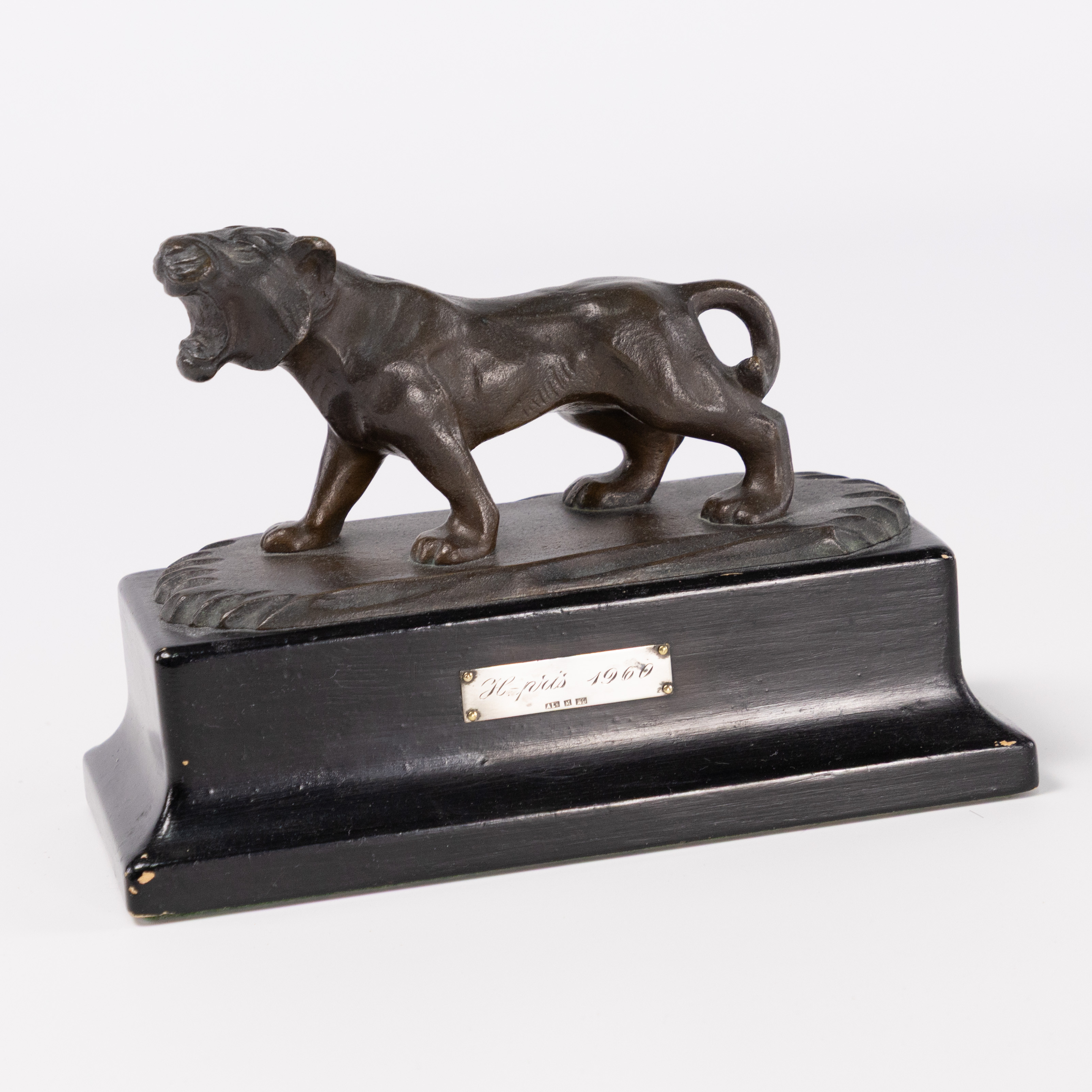 SKULPTUR. Tiger, brons, på träsockel.