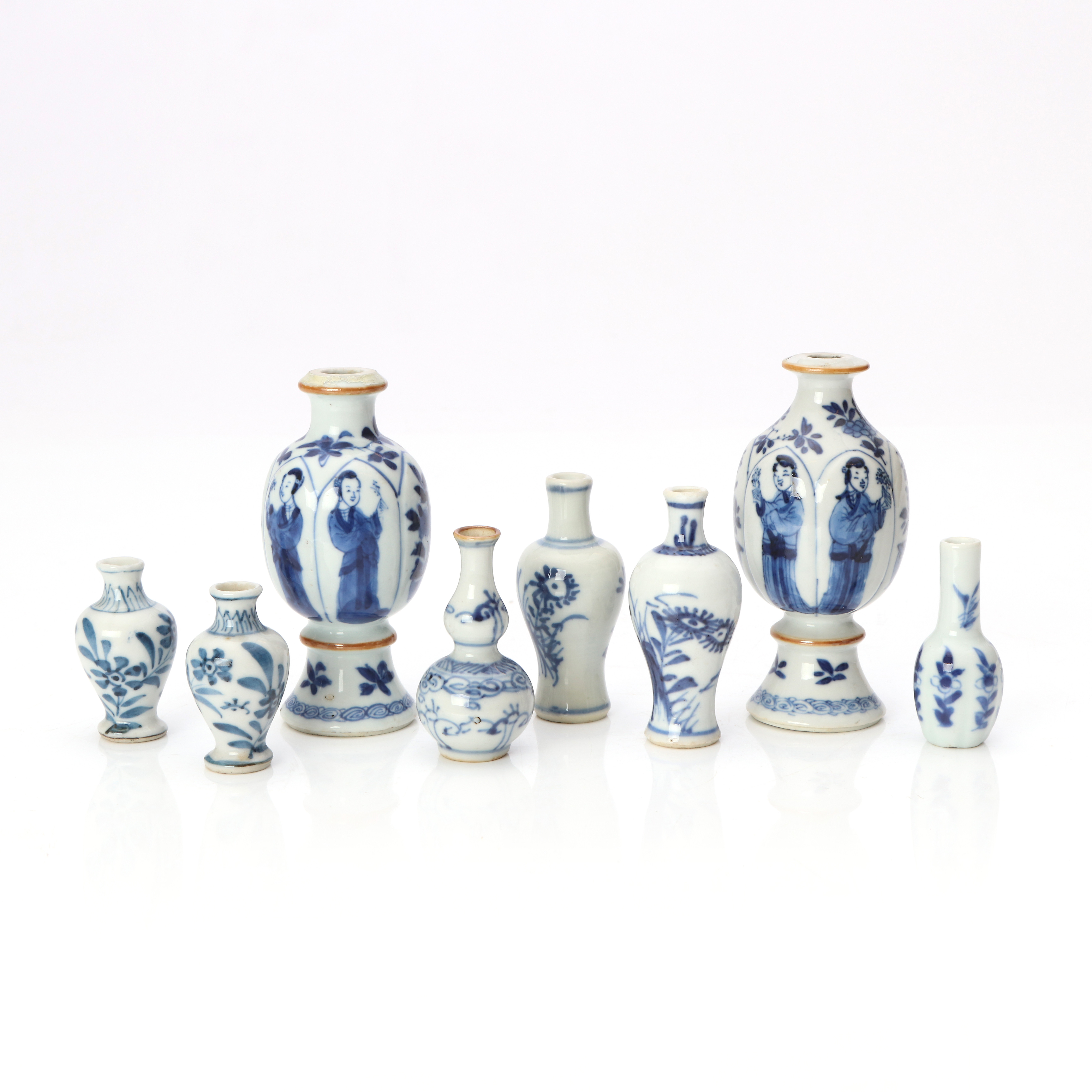 MINIATYRVASER, ÅTTA ST. Porslin med blåvit dekor. Kina, 1800-tal.