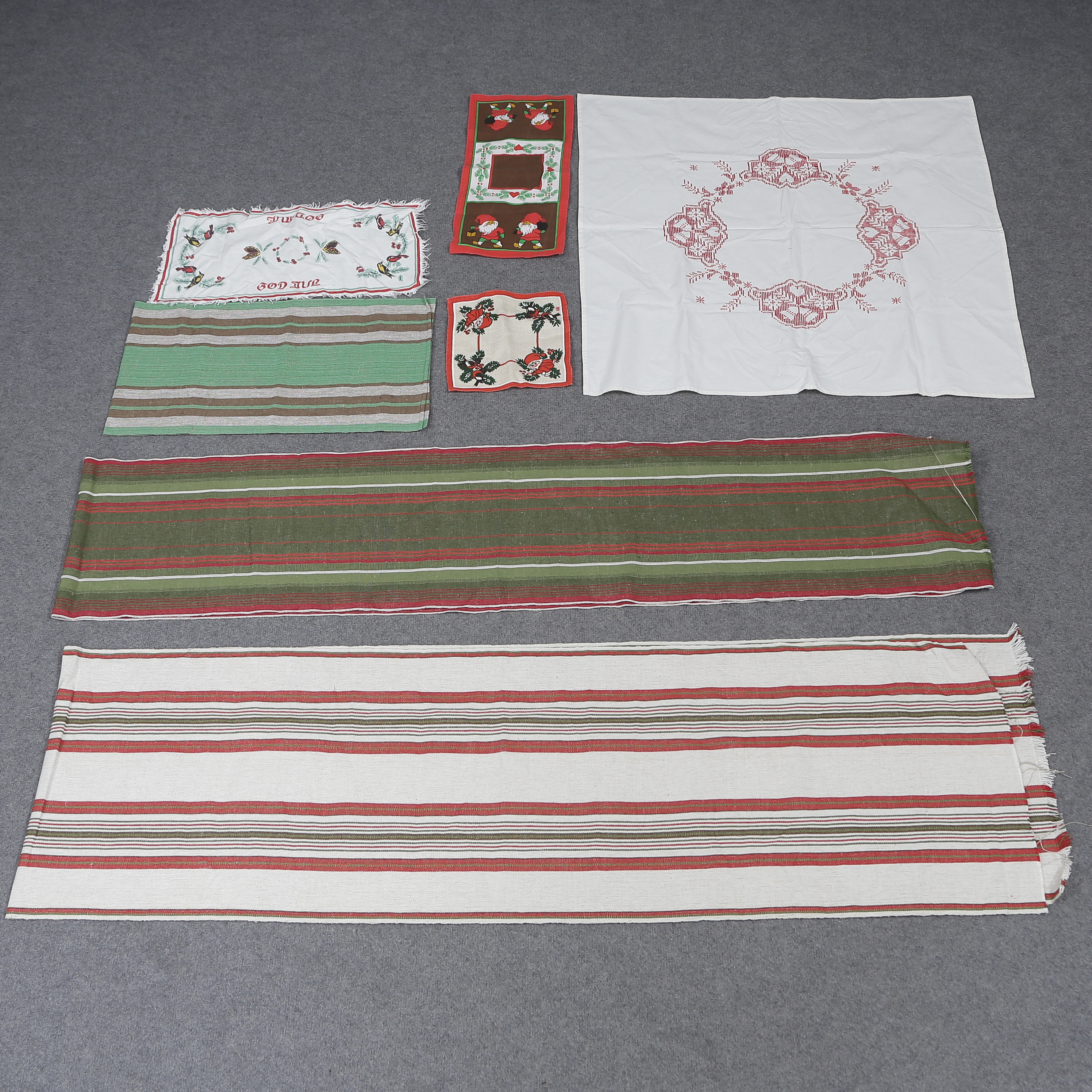 DUKAR & LÄNGDER "JUL", GRÖNT/VITT/RÖTT, BL.A LINNE, 7 DELAR, 1900-TAL.
