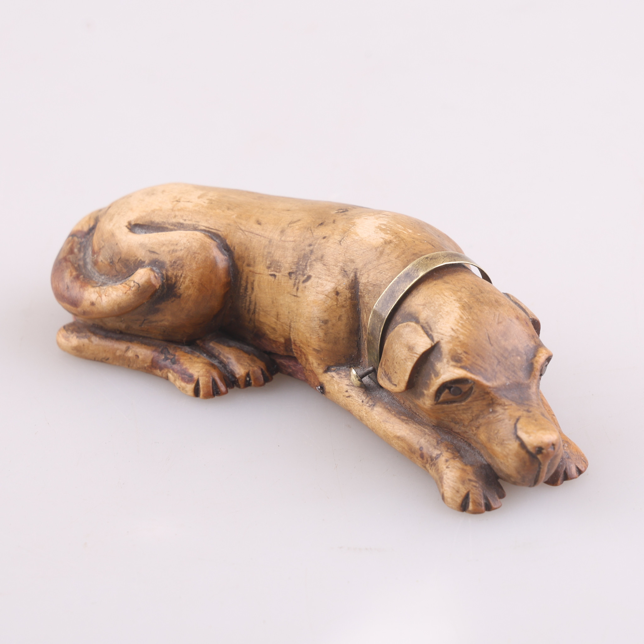 SNUSHUND, skuren björk, 1800-tal.