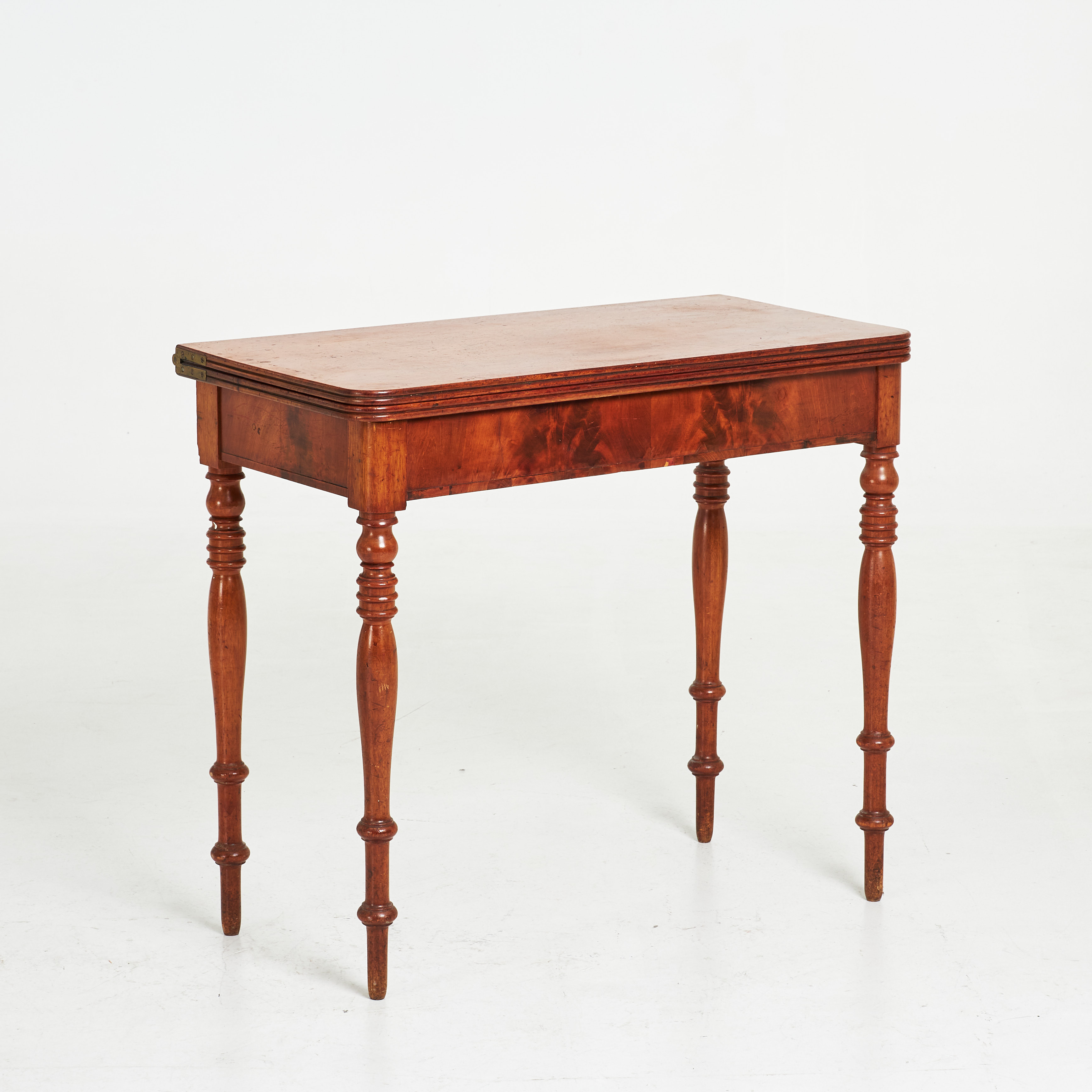 SPELBORD, nyrenässans, 1800-talets slut, fanerad med mahogny, svarvade ben.
