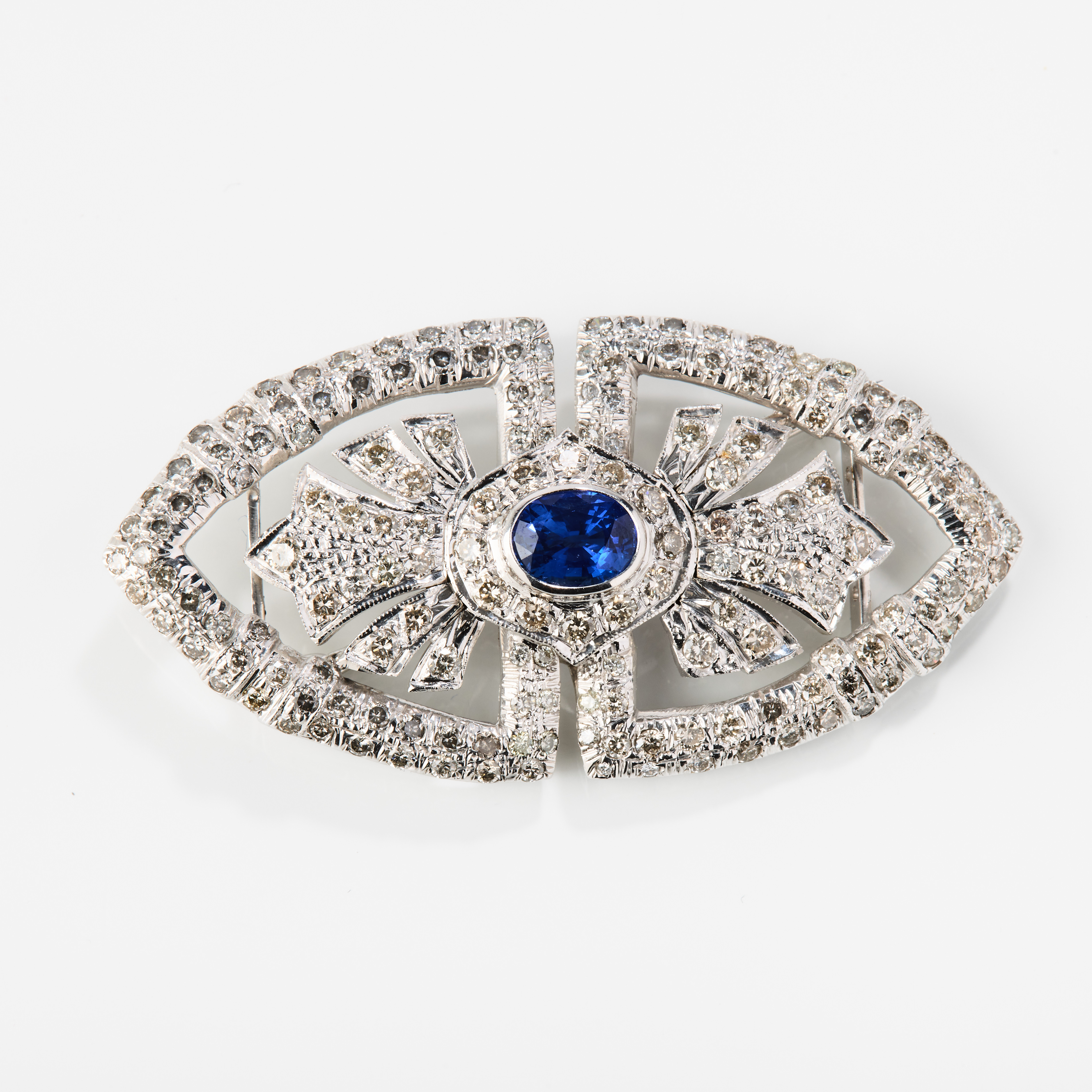BROSCH, 14K vitguld med en safir och diamanter.