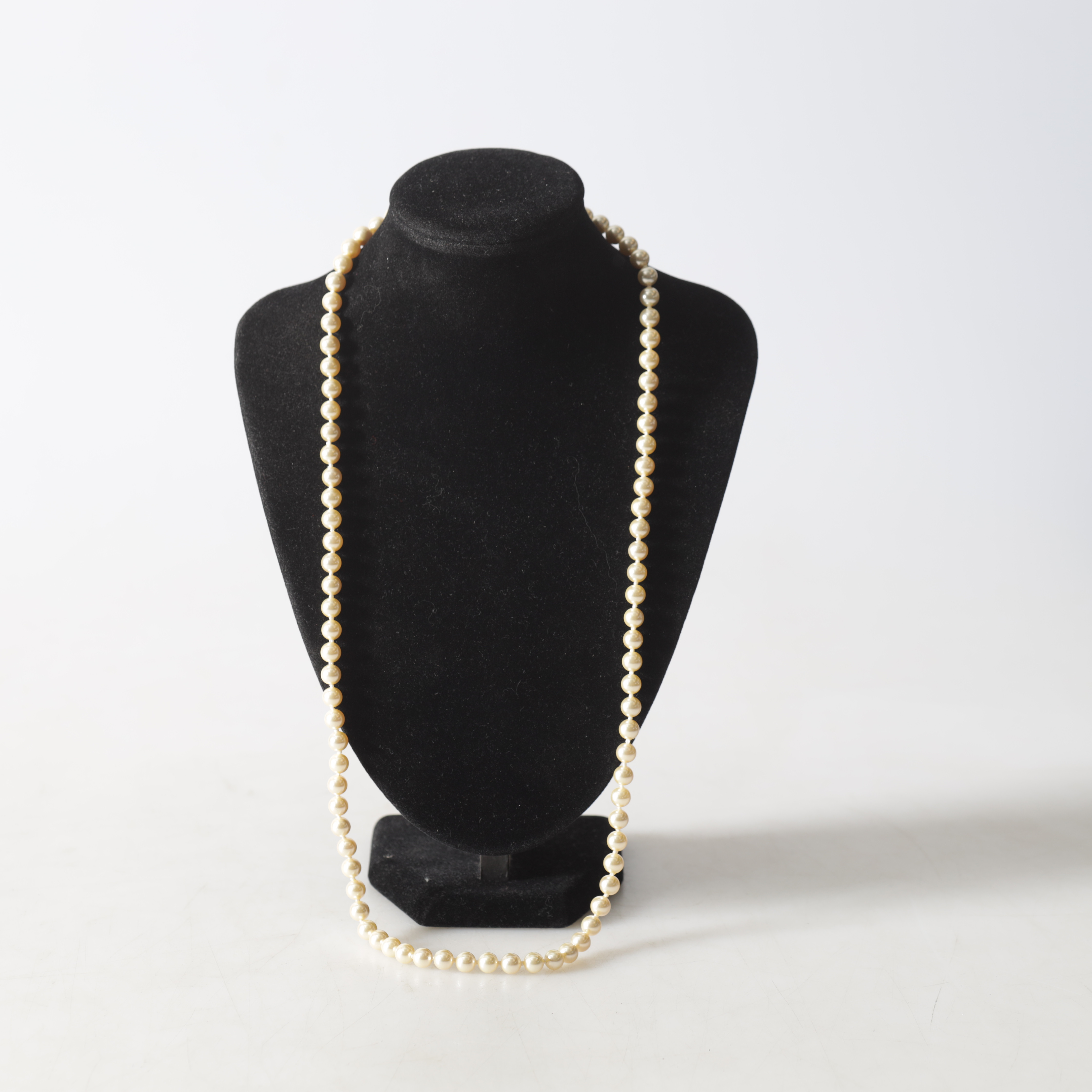 COLLIER, med odlade sörvattenspärlor samt silverlås, Hallbergs guld, 1980.