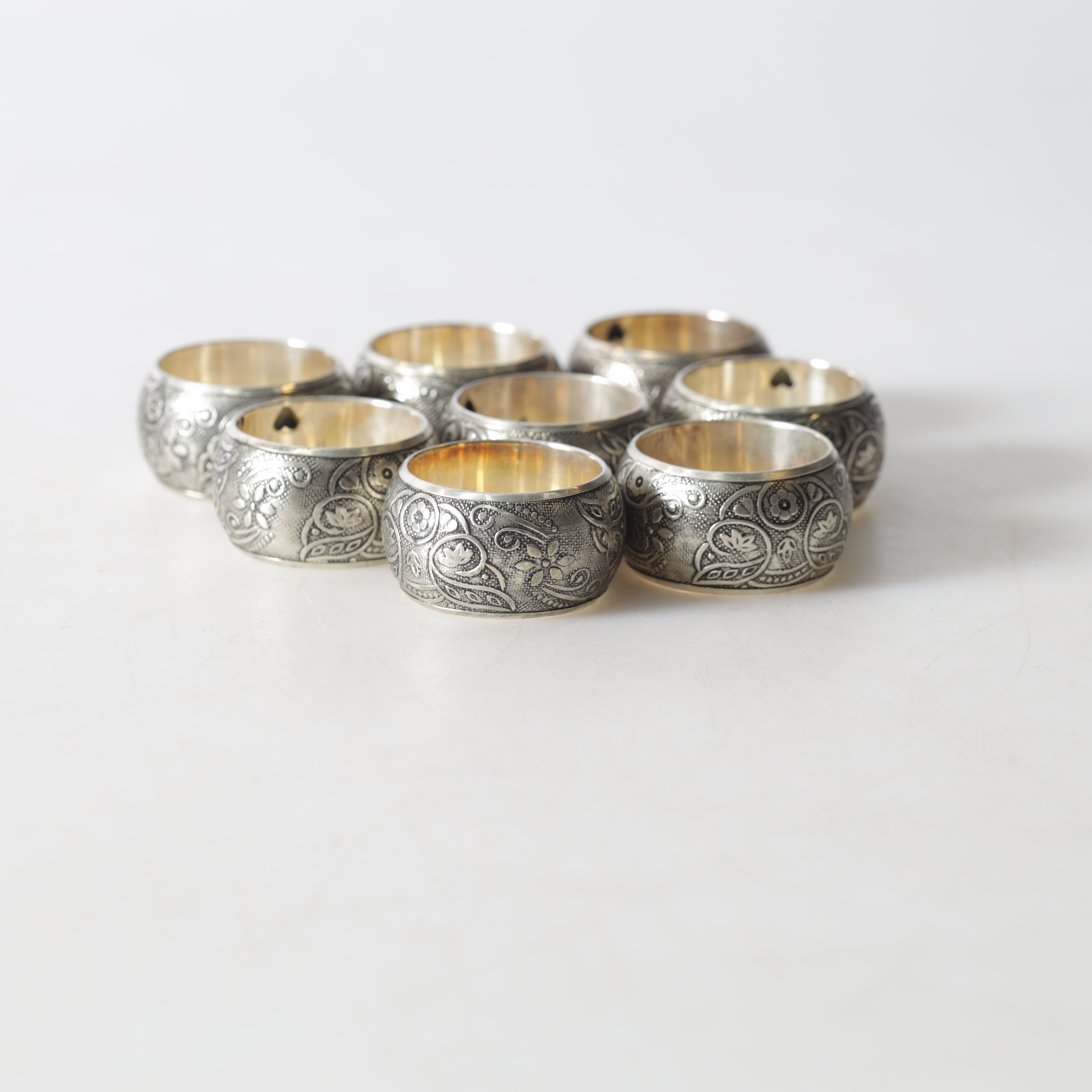 SERVETTRINGAR, 8 st, metall, samtida.