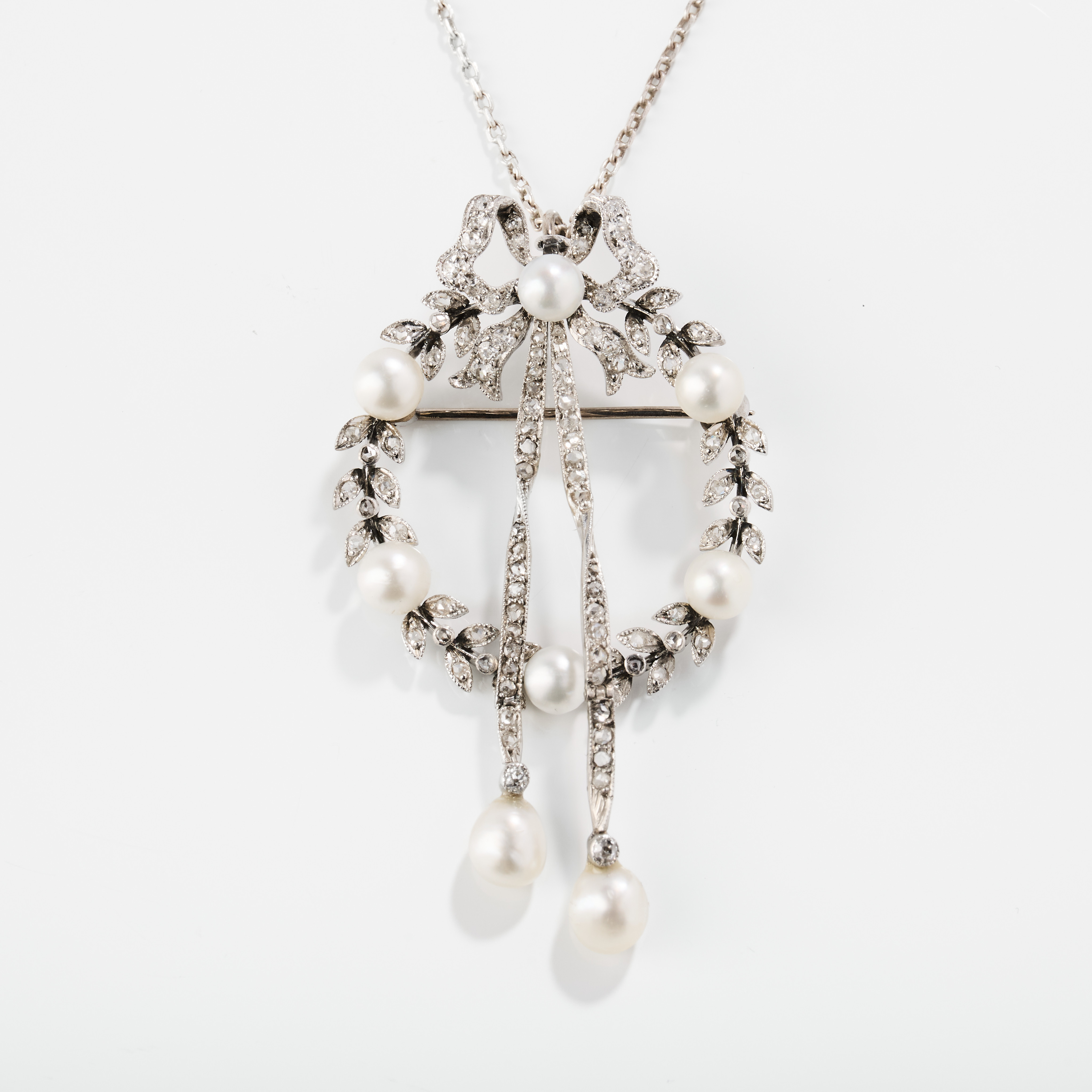 HÄNGE/BROSCH, platina med pärlor och diamanter, "Garland style", Belle Époque, 1900-talets början.