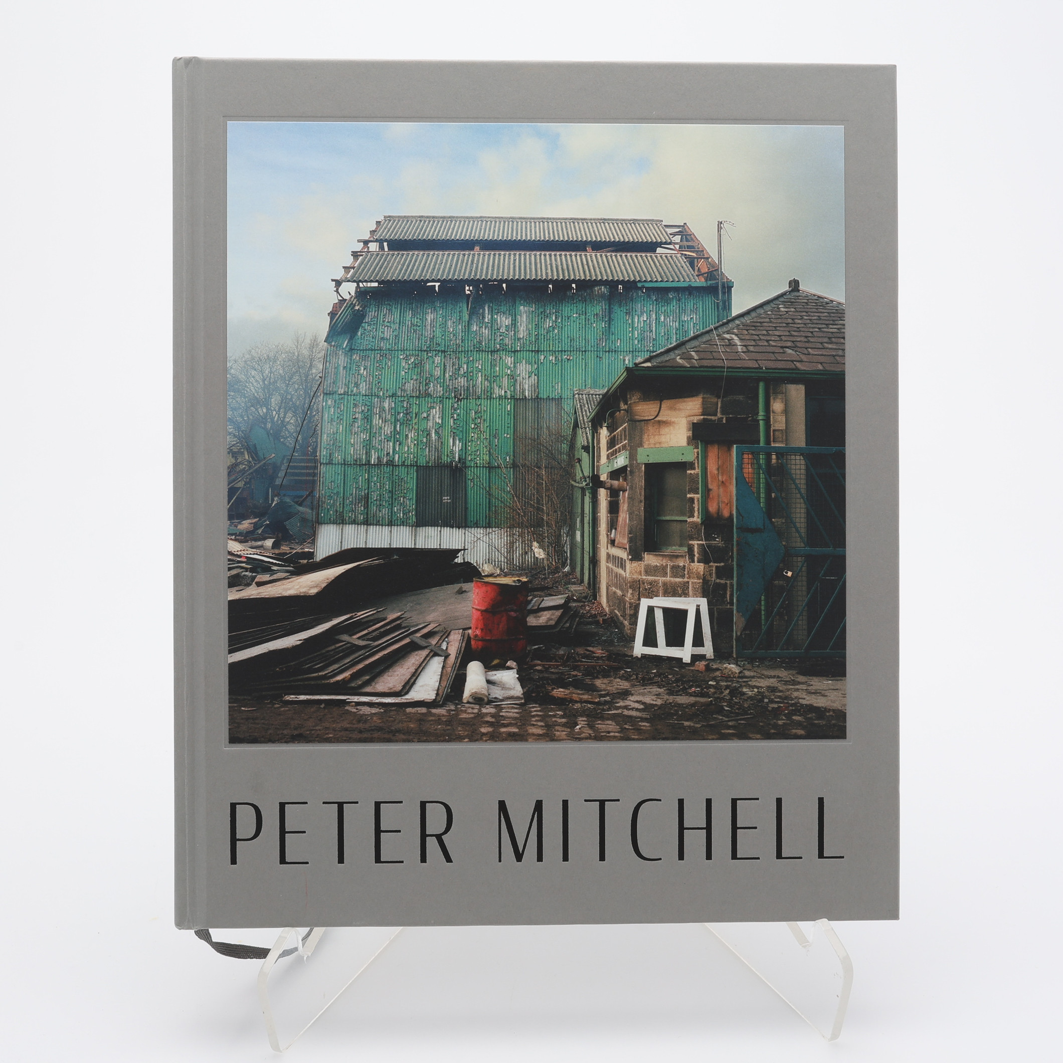 FOTO. DEN BRITTISKE FOTOGRAFEN PETER MITCHELLS DOKUMENTATION AV BYGGNADER I LEEDS MED OMNEJD - EARLY SUNDAY MORNING I FÖRSTA UPPLAGAN ÅR 2000.