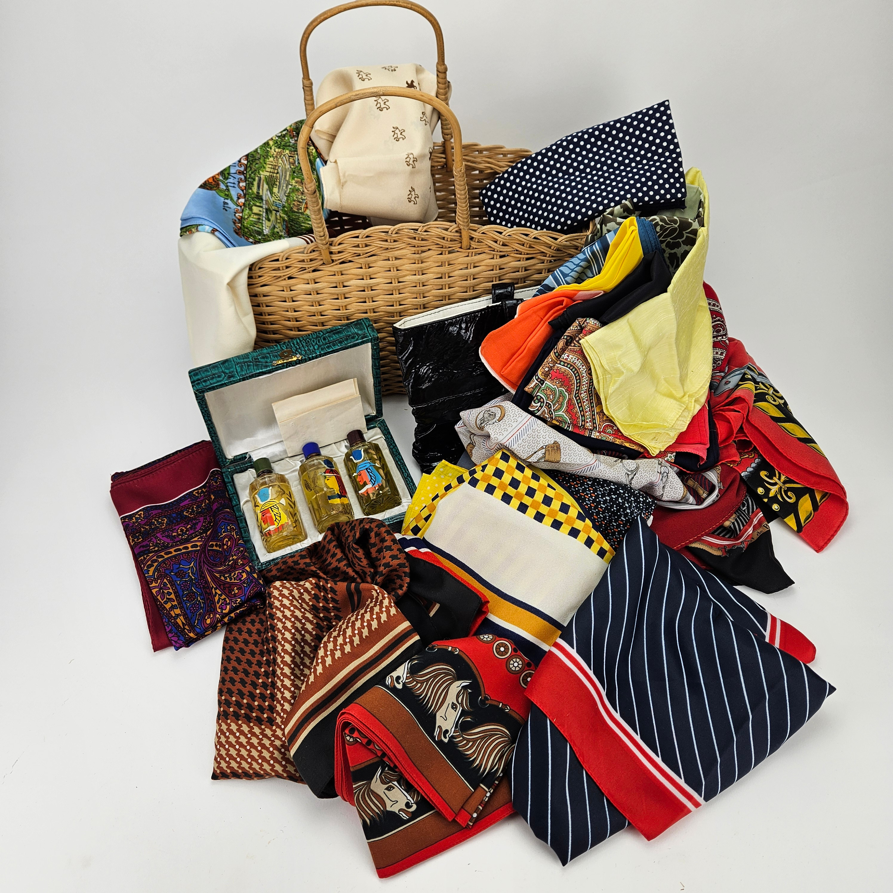SCARVES, FLASKOR, essences, OCH VÄSKOR, bland annat Jean De Bahrein.