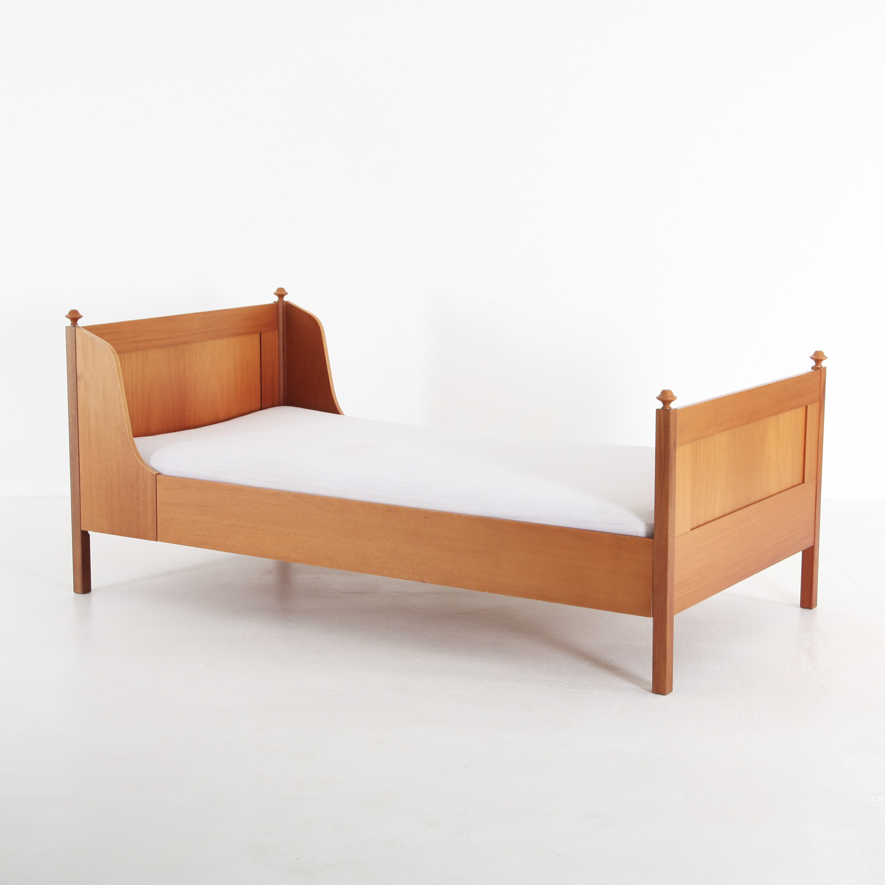 KERSTIN HÖRLIN-HOLMQUIST. 1925-1997. Säng, mahogny, NK´s Triva-serie, 1970-tal.