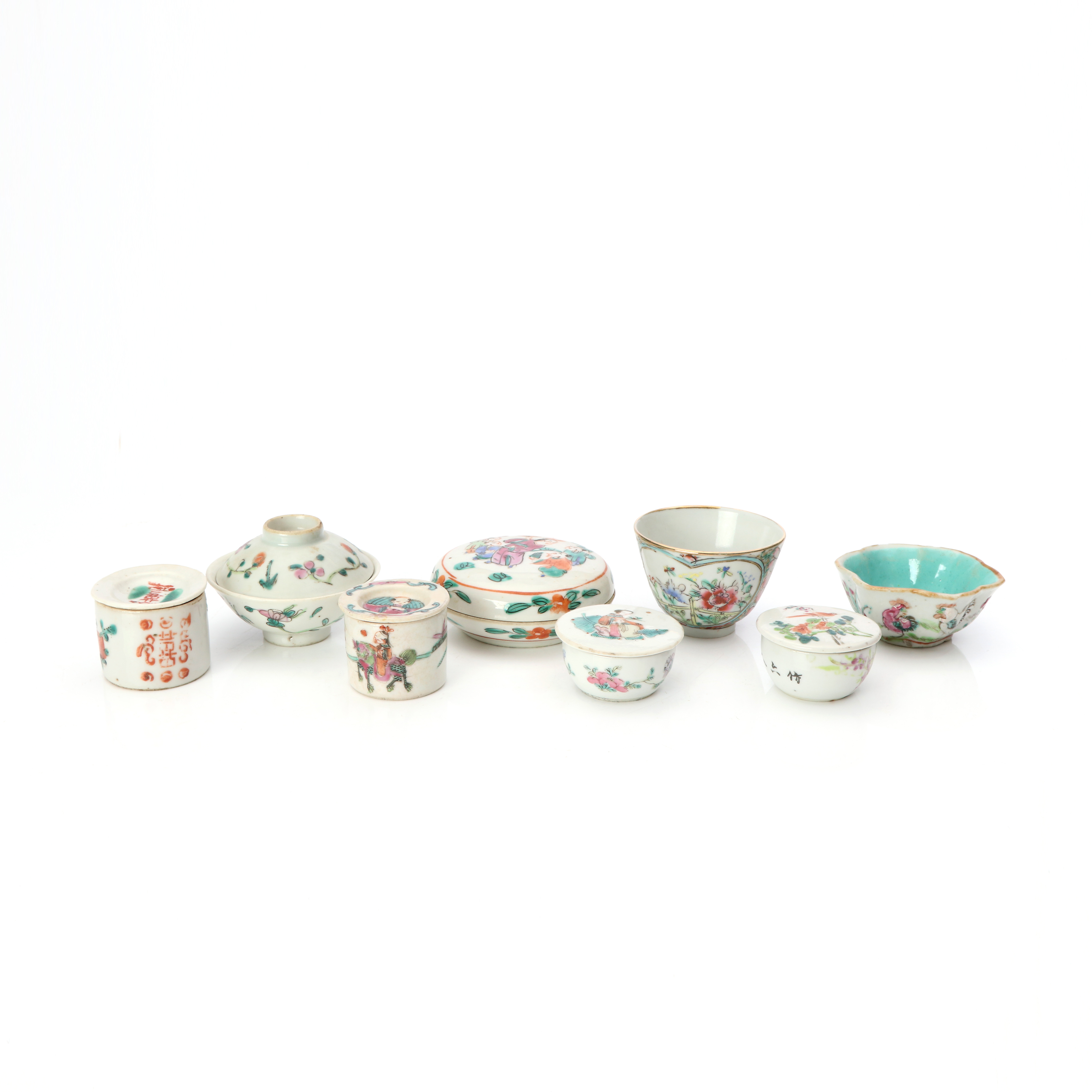 DOSOR OCH SKÅLAR, ÅTTA DELAR. Porslin med polykrom dekor. Kina, 18-1900-tal.