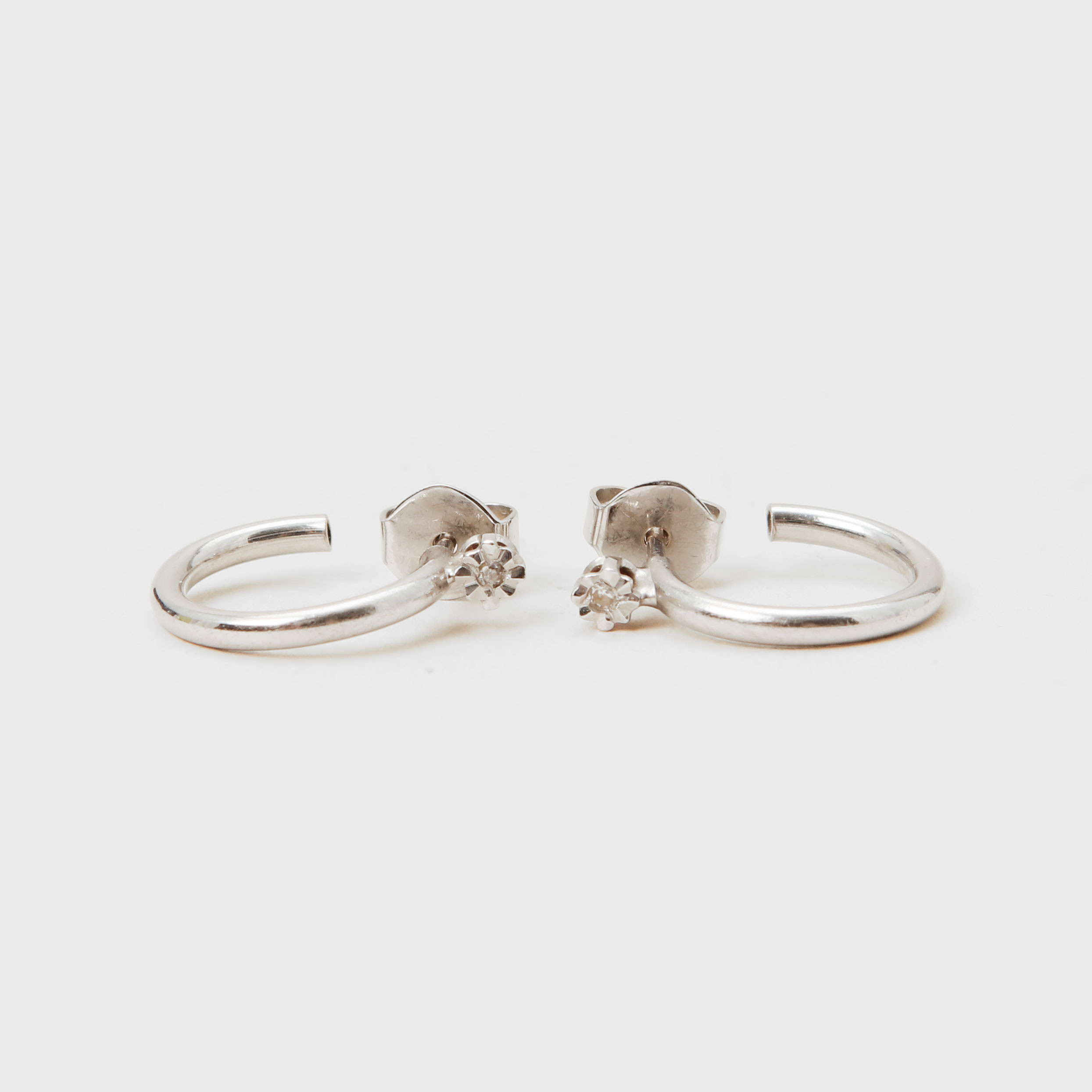 ÖRHÄNGEN, ett par, 18k vitguld, diamanter, vikt ca 1,6 gram.