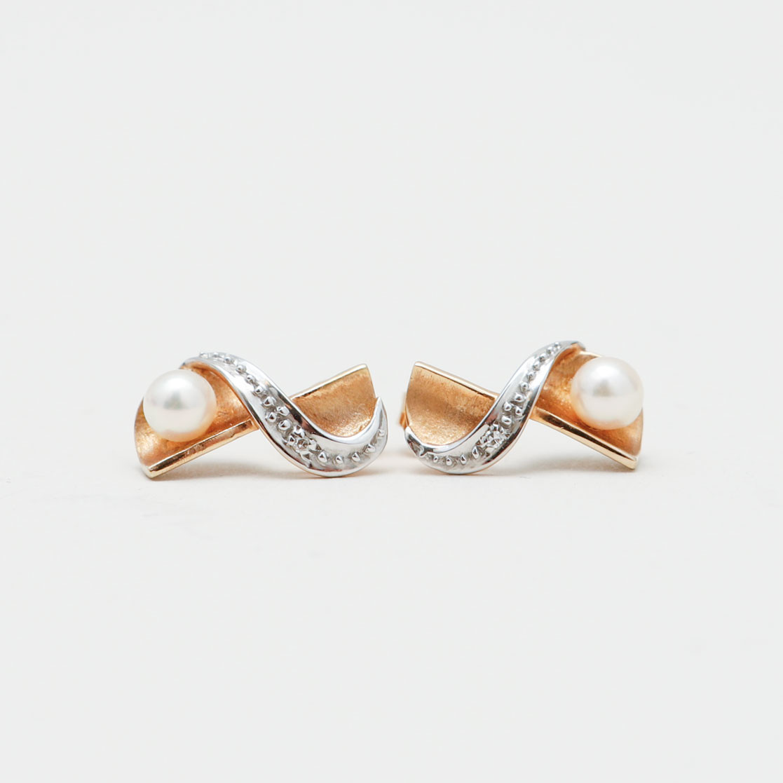 ÖRHÄNGEN, ett par, 18k guld, diamanter, odlade pärlor, vikt ca 3 gram.