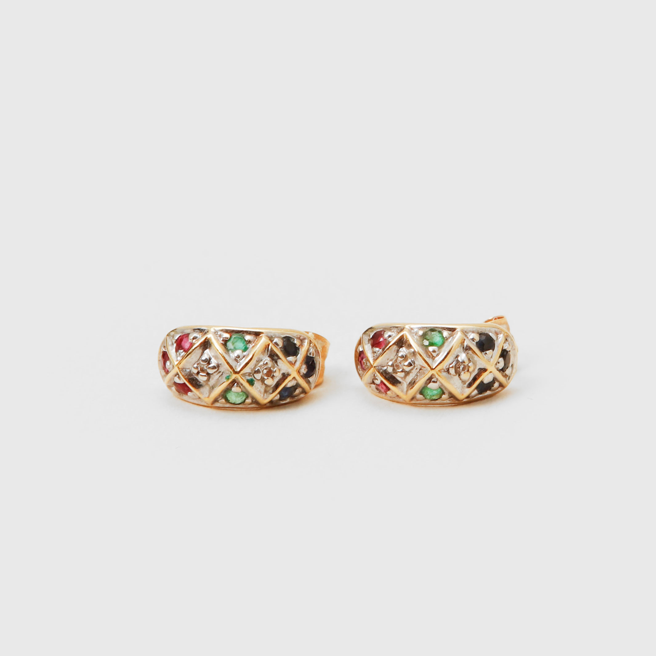 ÖRHÄNGEN, ett par, 18k guld, diamanter, rubiner, safirer och smaragder, vikt ca 1,6 gram.