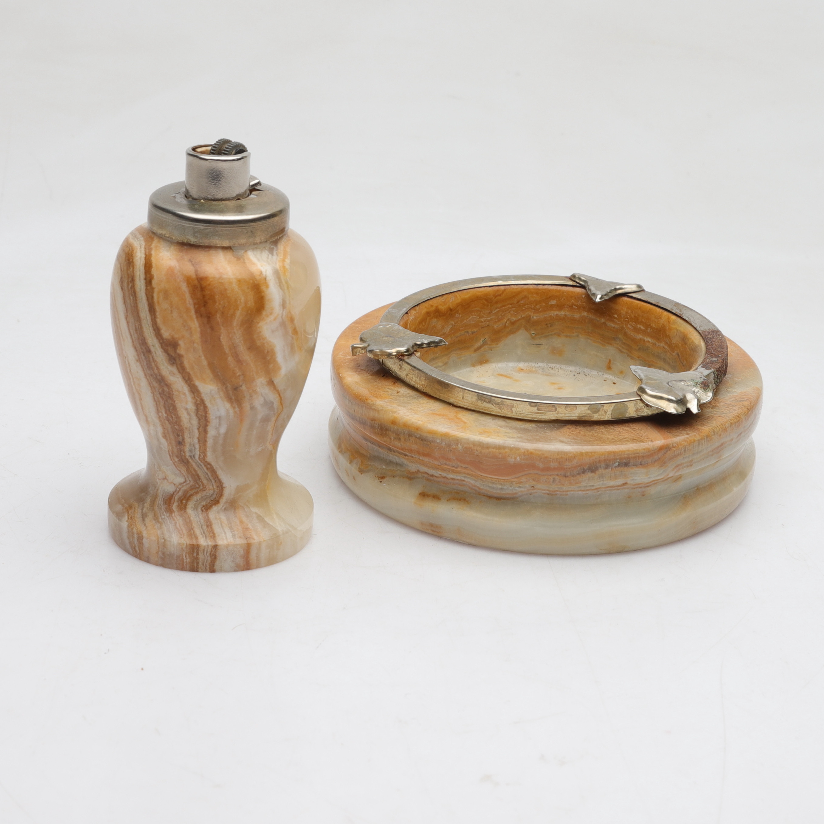 ASKKOPP OCH TÄNDARE, onyx, 1900-talets andra hälft.