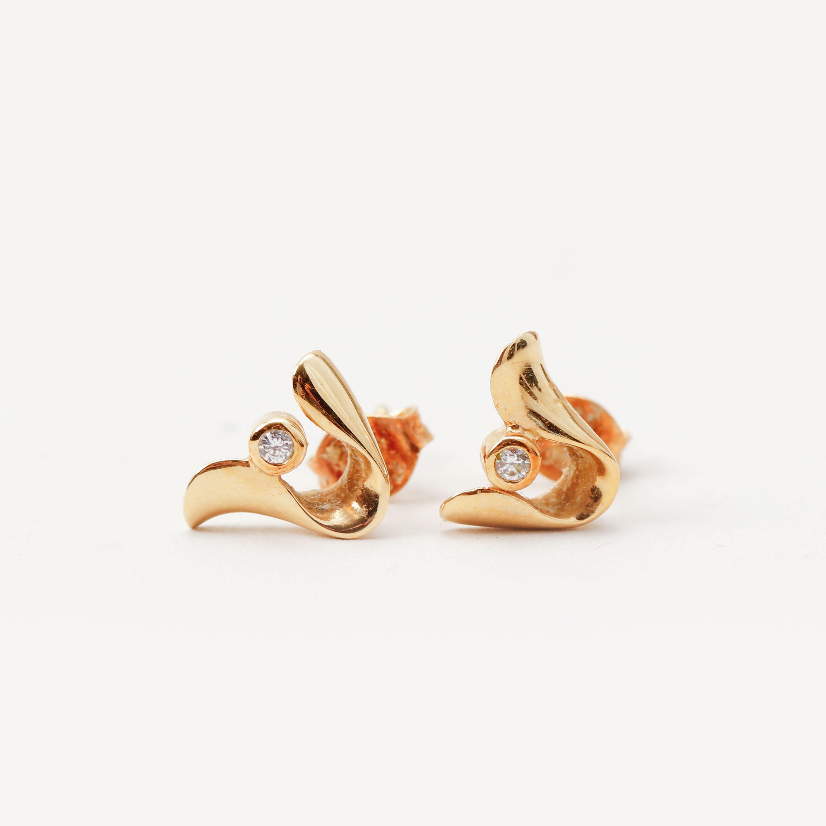 ÖRHÄNGEN, ett par, 18k guld, syntetiska stenar, vikt ca 1,9 gram.
