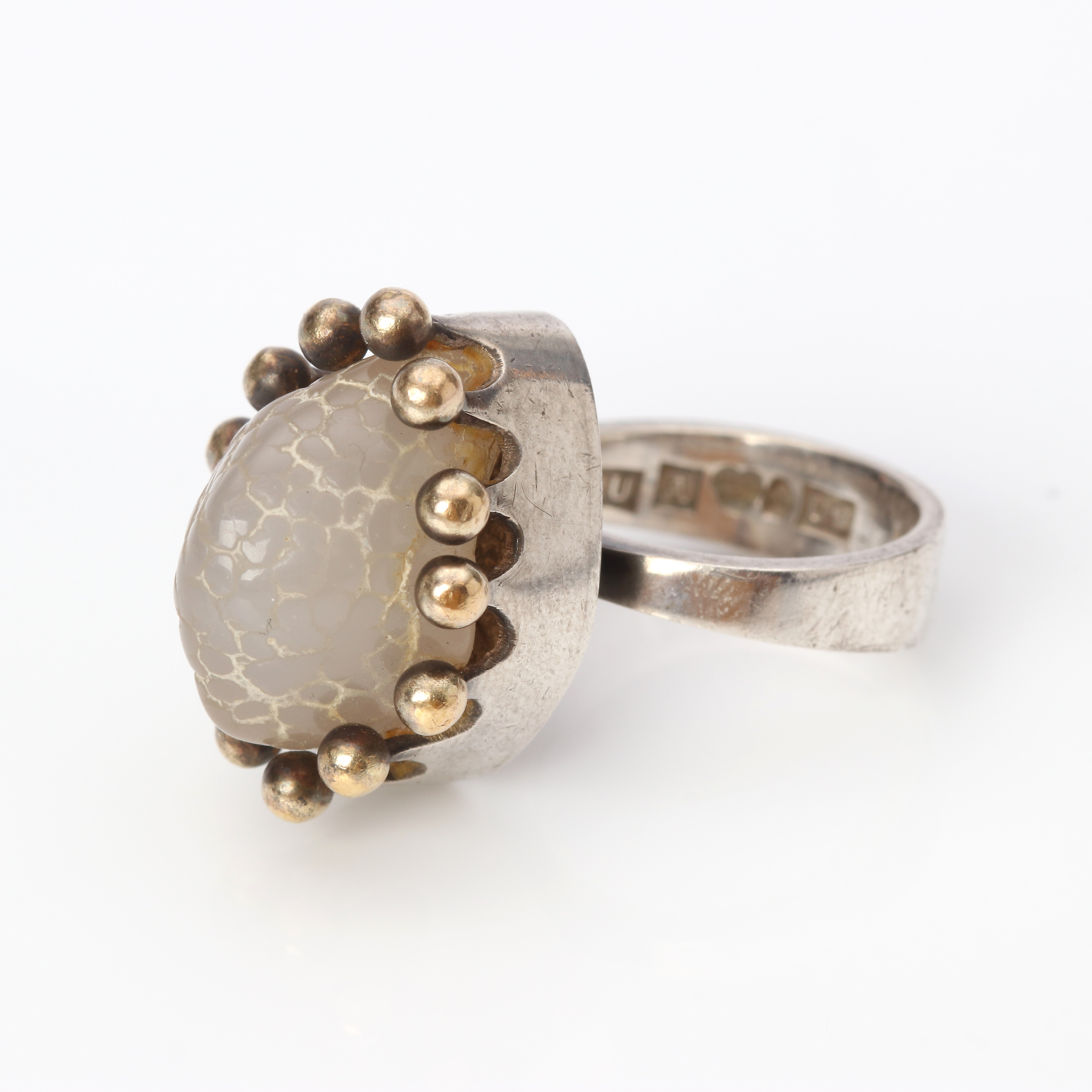 KARLHEINZ SAUER. RING. Silver med en vit/grå botryoidal kristall, troligen kalcedon, Västerås 1970.