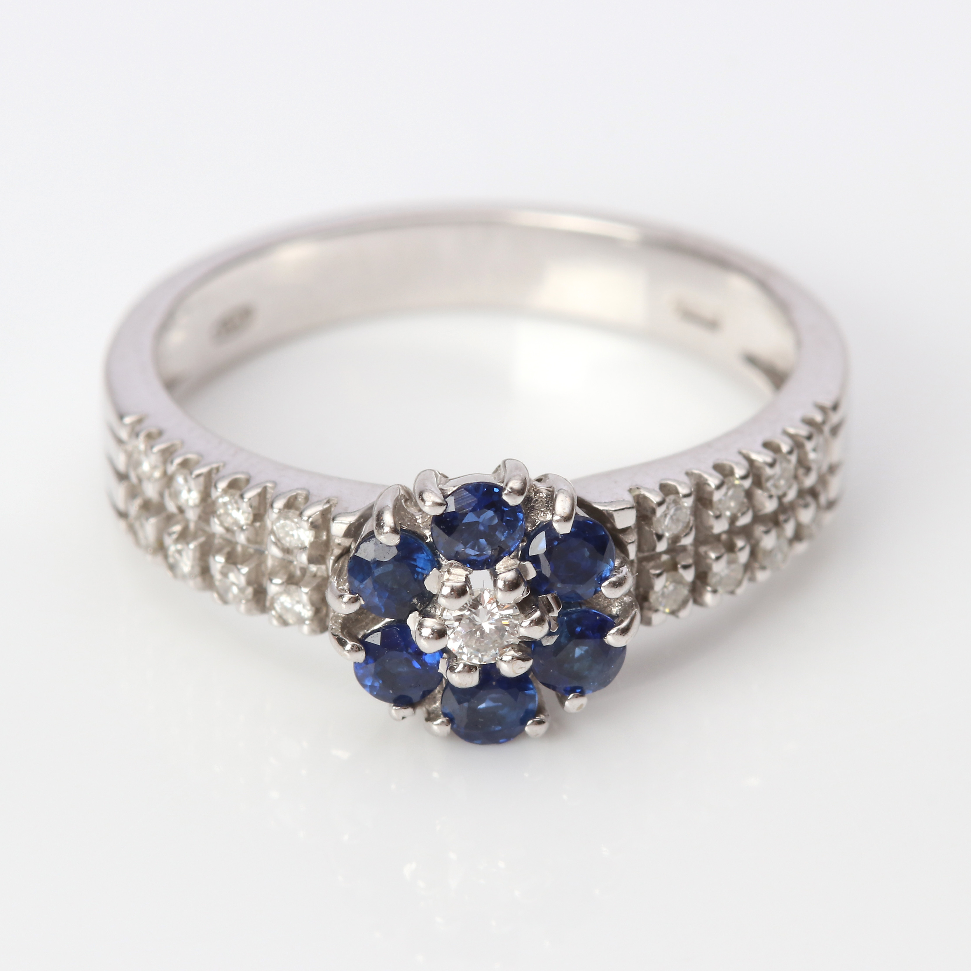 DIAMANT & SAFIRRING 18K.
