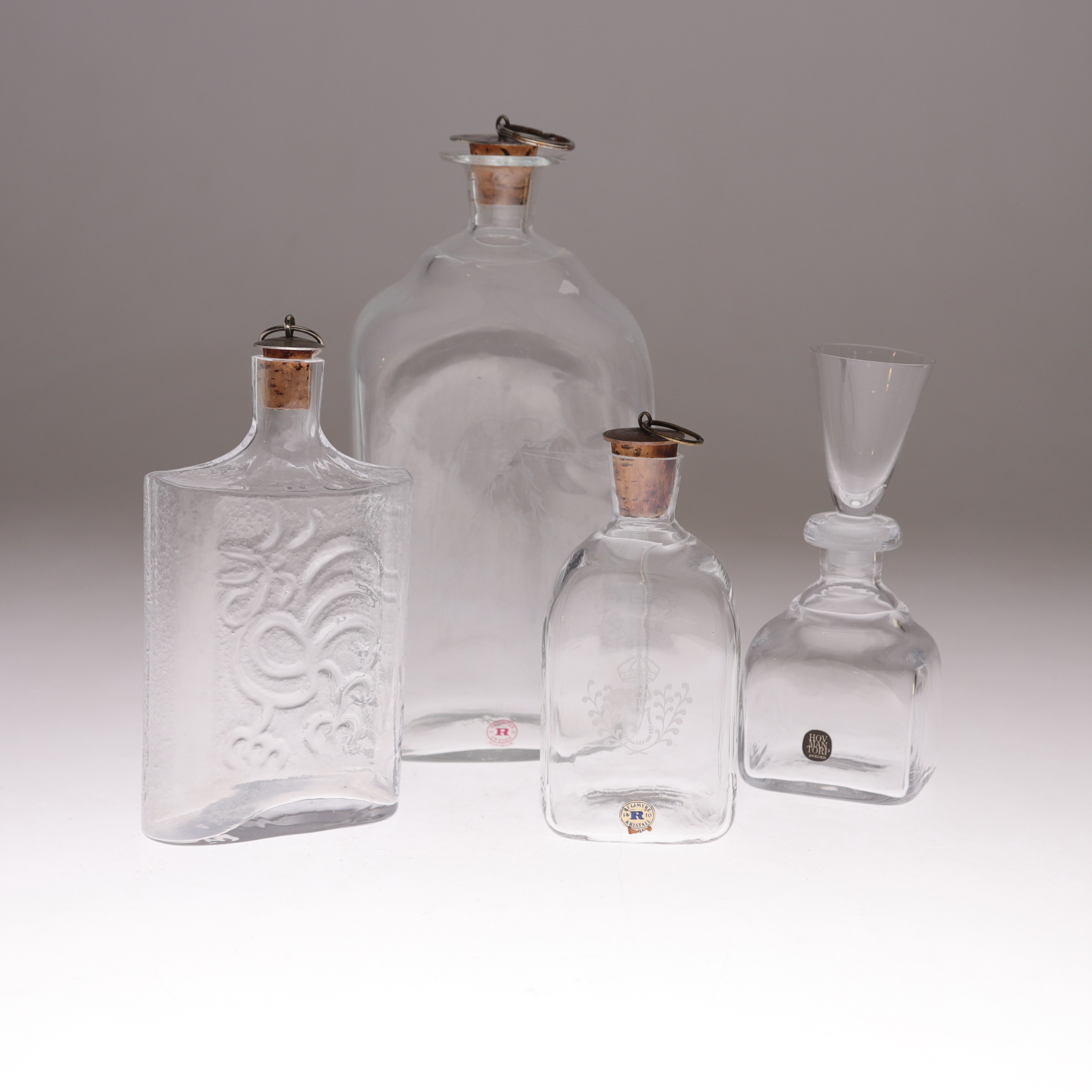 BRÄNNVINSFLASKOR, 4 st, glas, bland annat Reijmyre och Hovmantorp, 1900-tal.