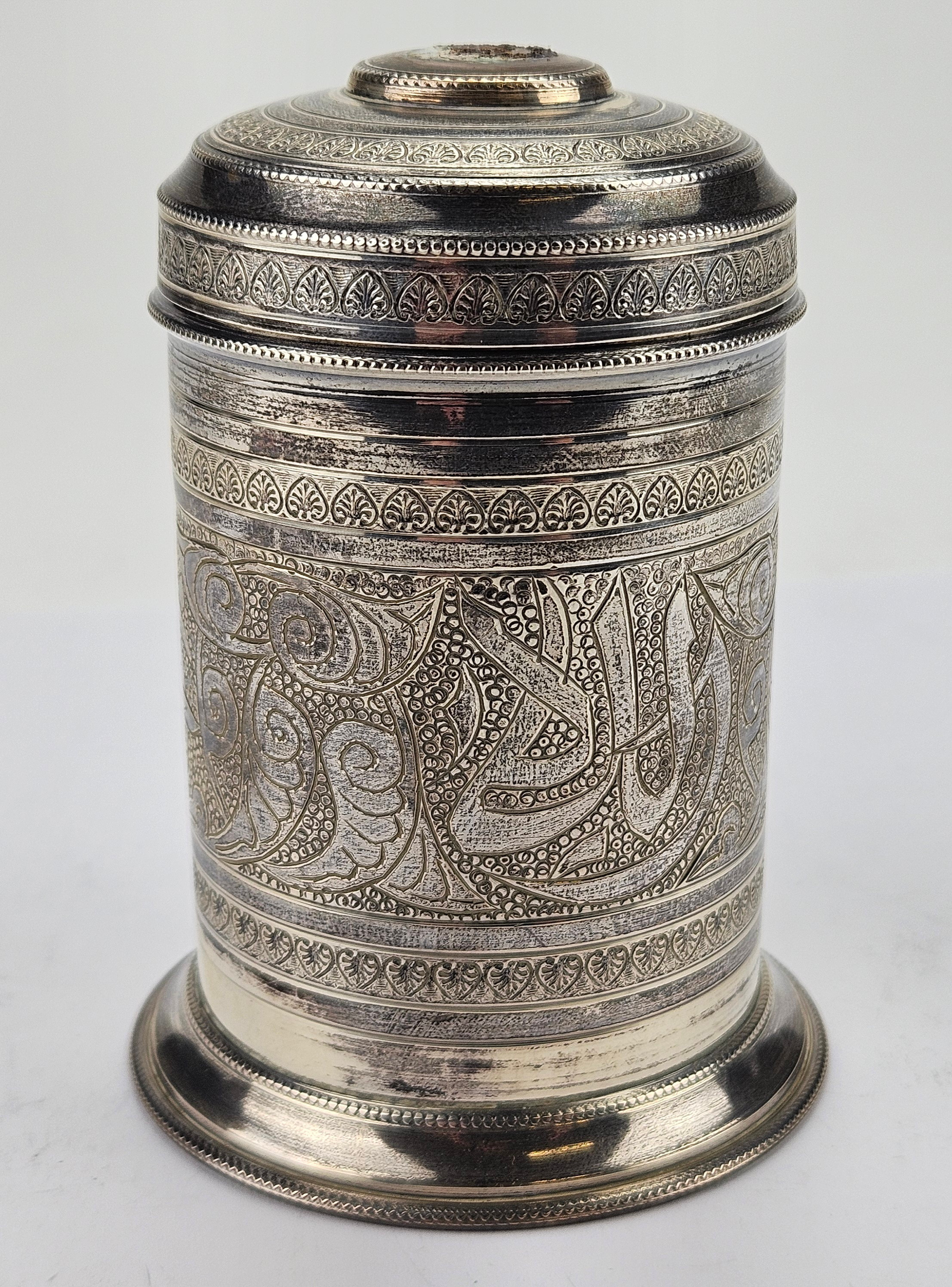 BURK MED LOCK, silver, orientalisk, vikt ca. 204 gram.