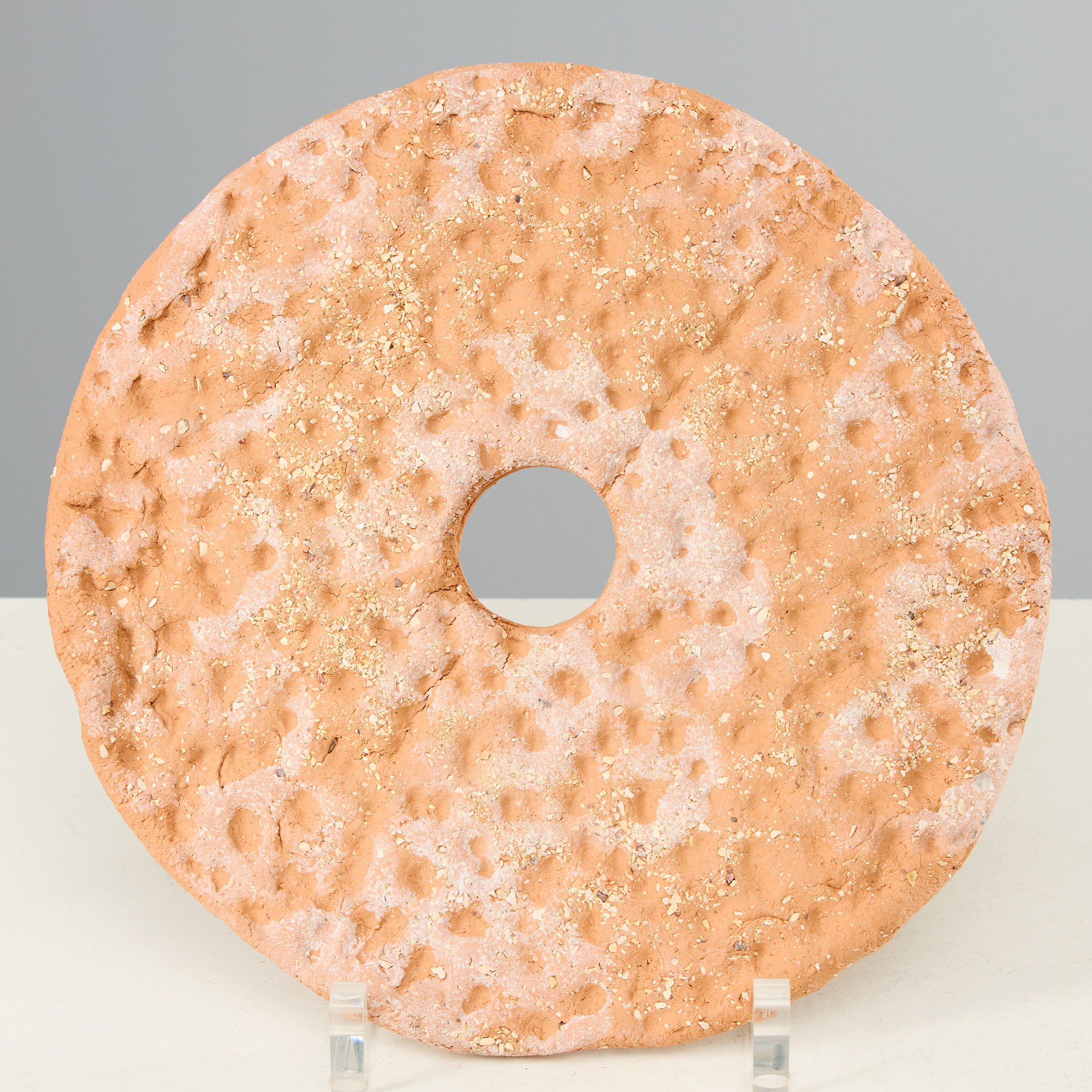 HERTHA HILLFON. Skulptur i form av knäckebrödskiva.