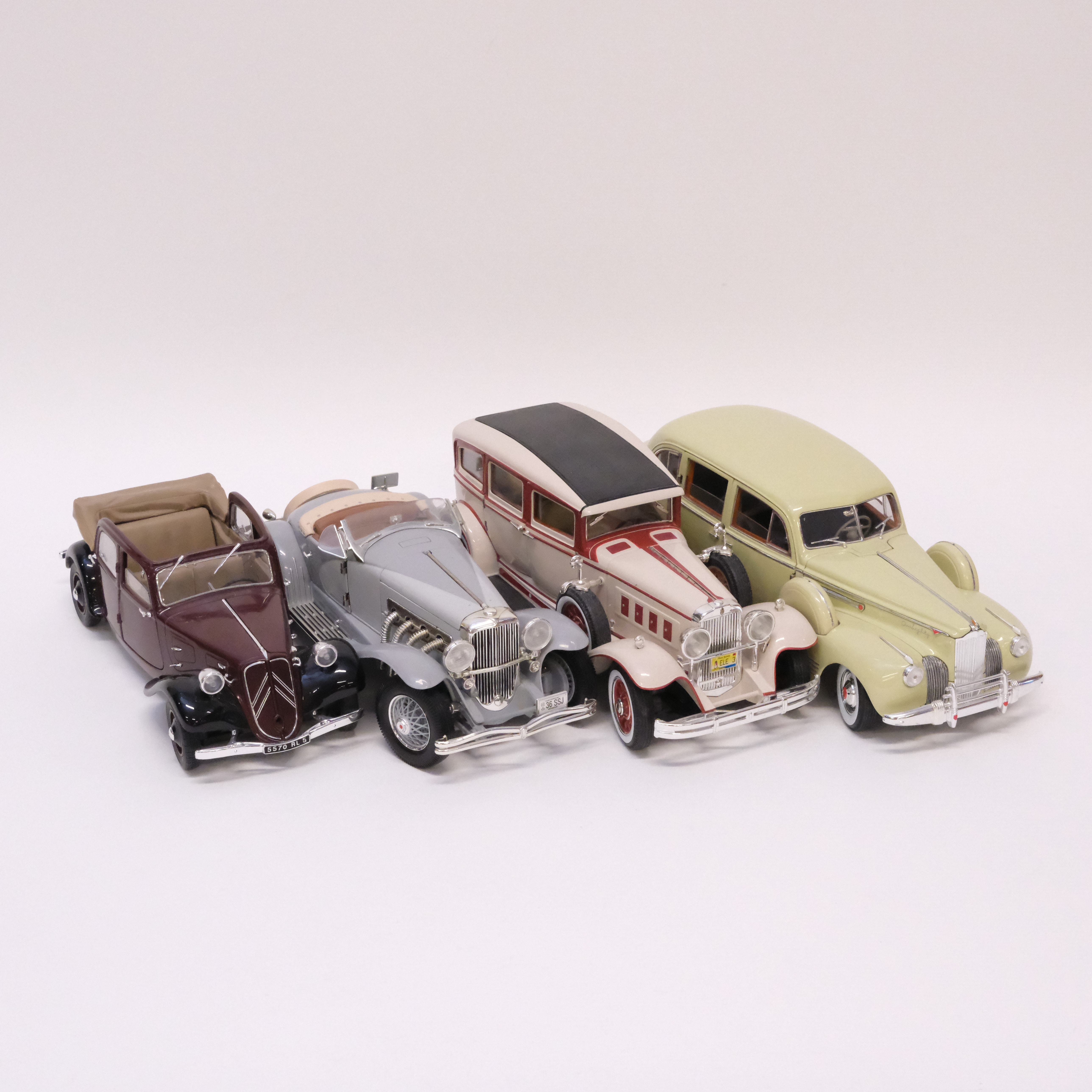FYRA MODELLBILAR. ERTL, ANSON, SOLIDO OCH SIGNATURE MODELS. SKALA 1:18.