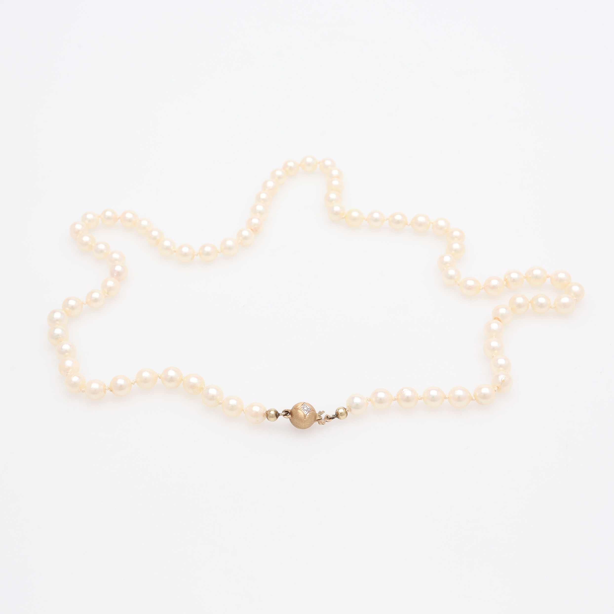 Pärlcollier, lås 18K, längd ca 55 cm.