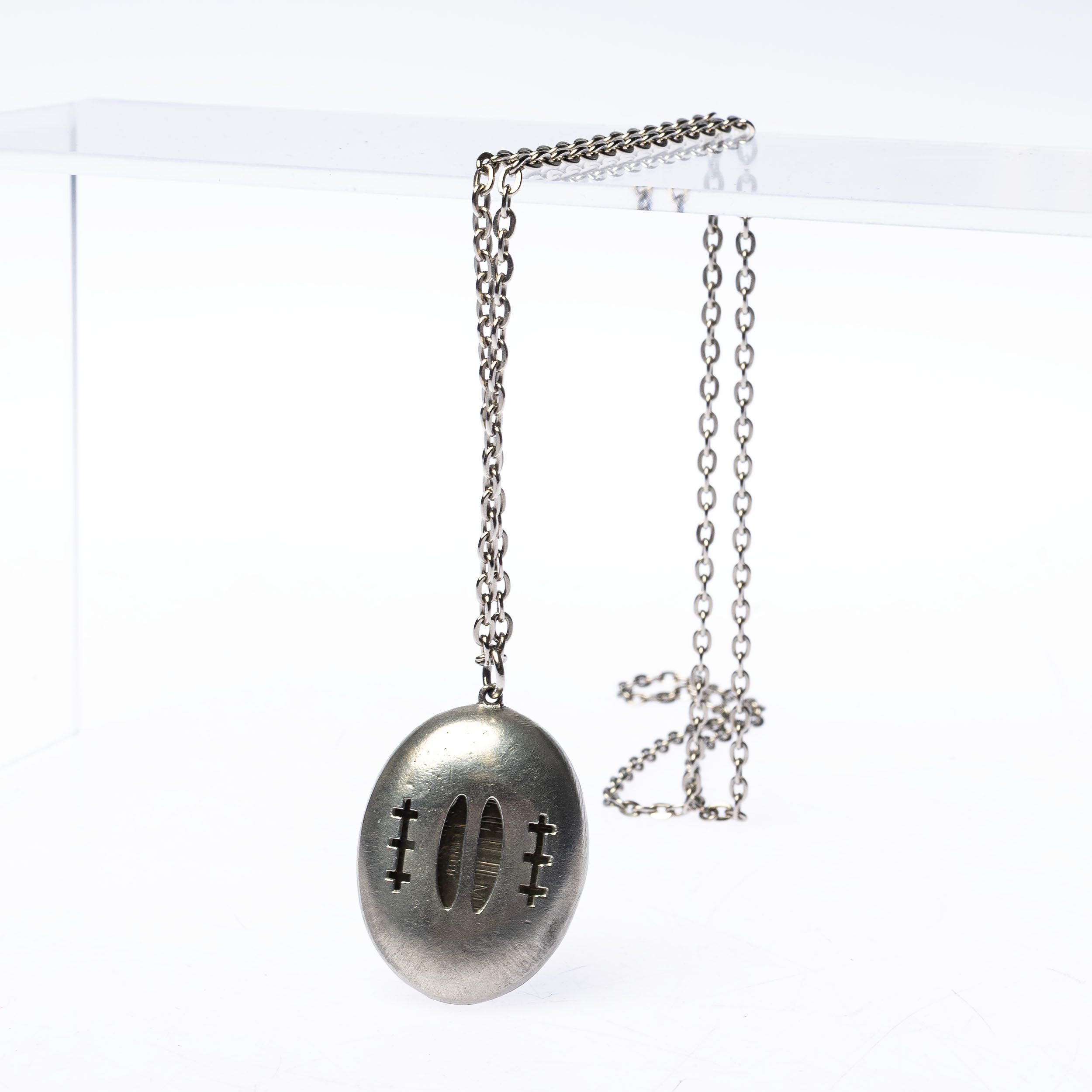 COLLIER, dubbel Spåtrumma i tenn med samiska symboler i gravyren.